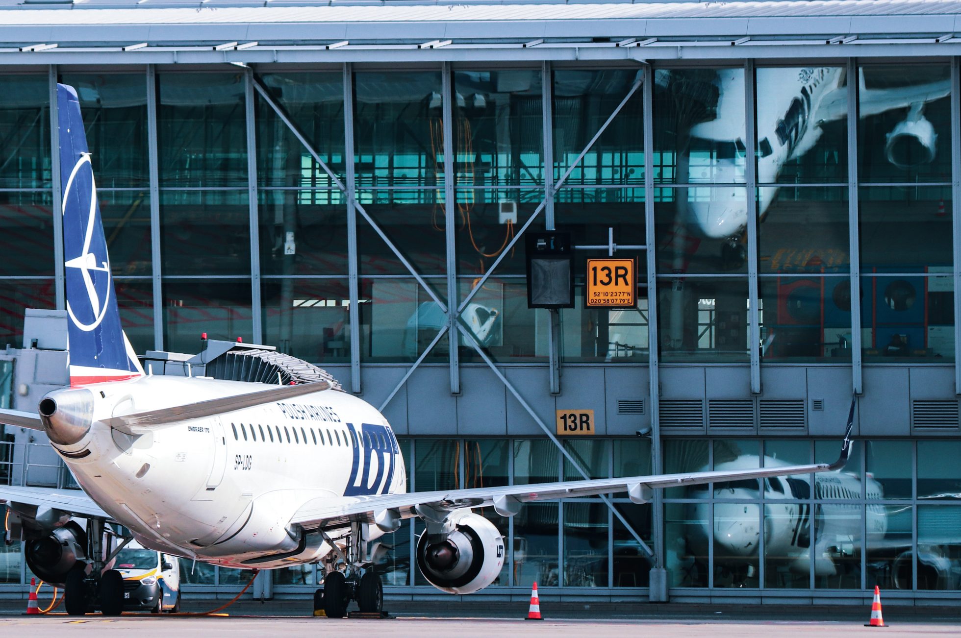 Embraer 170 stojący przy gate na Lotnisku Chopina