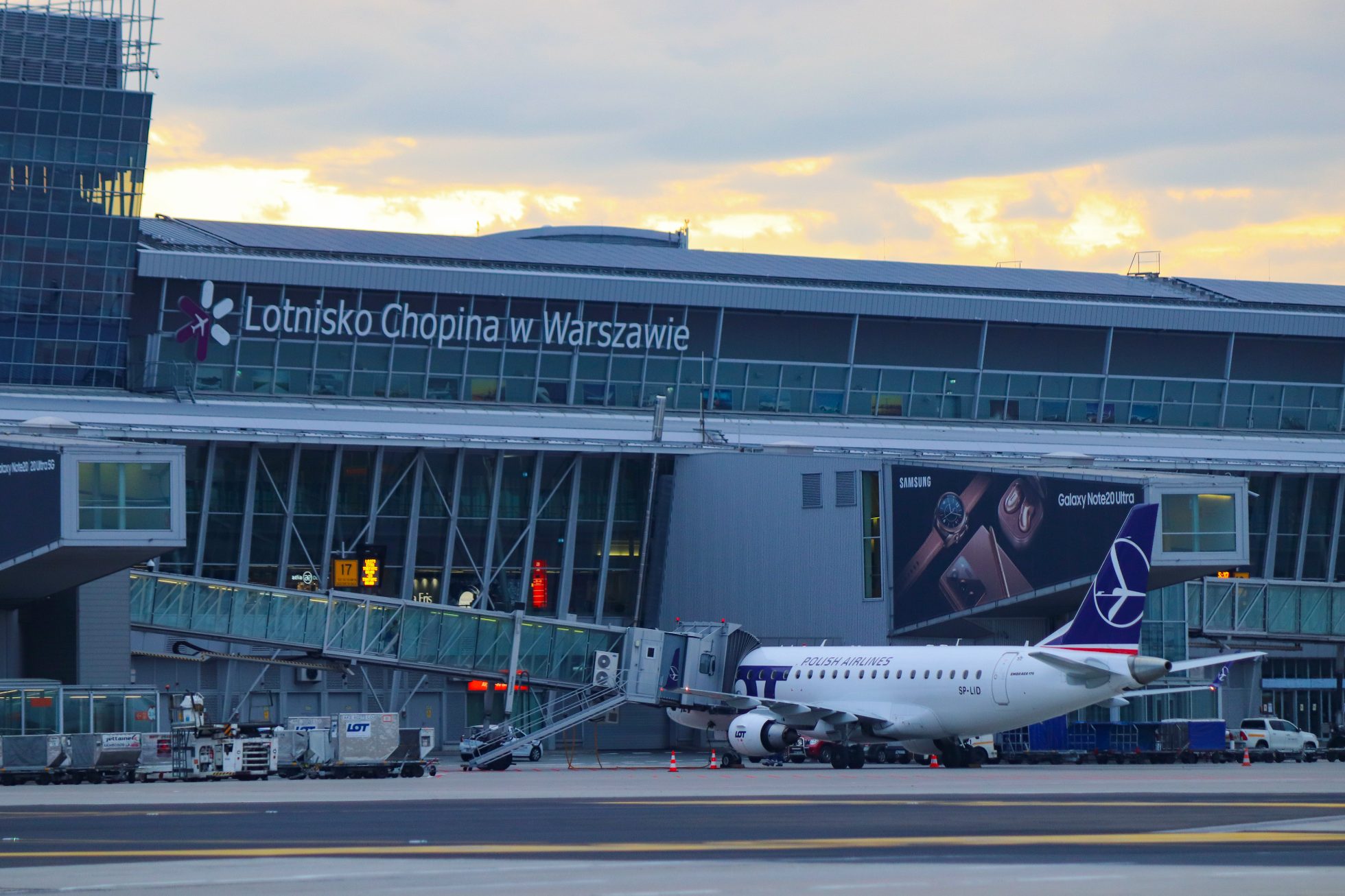 Terminal Lotniska Chopina i stojący pod gate samolot LOT
