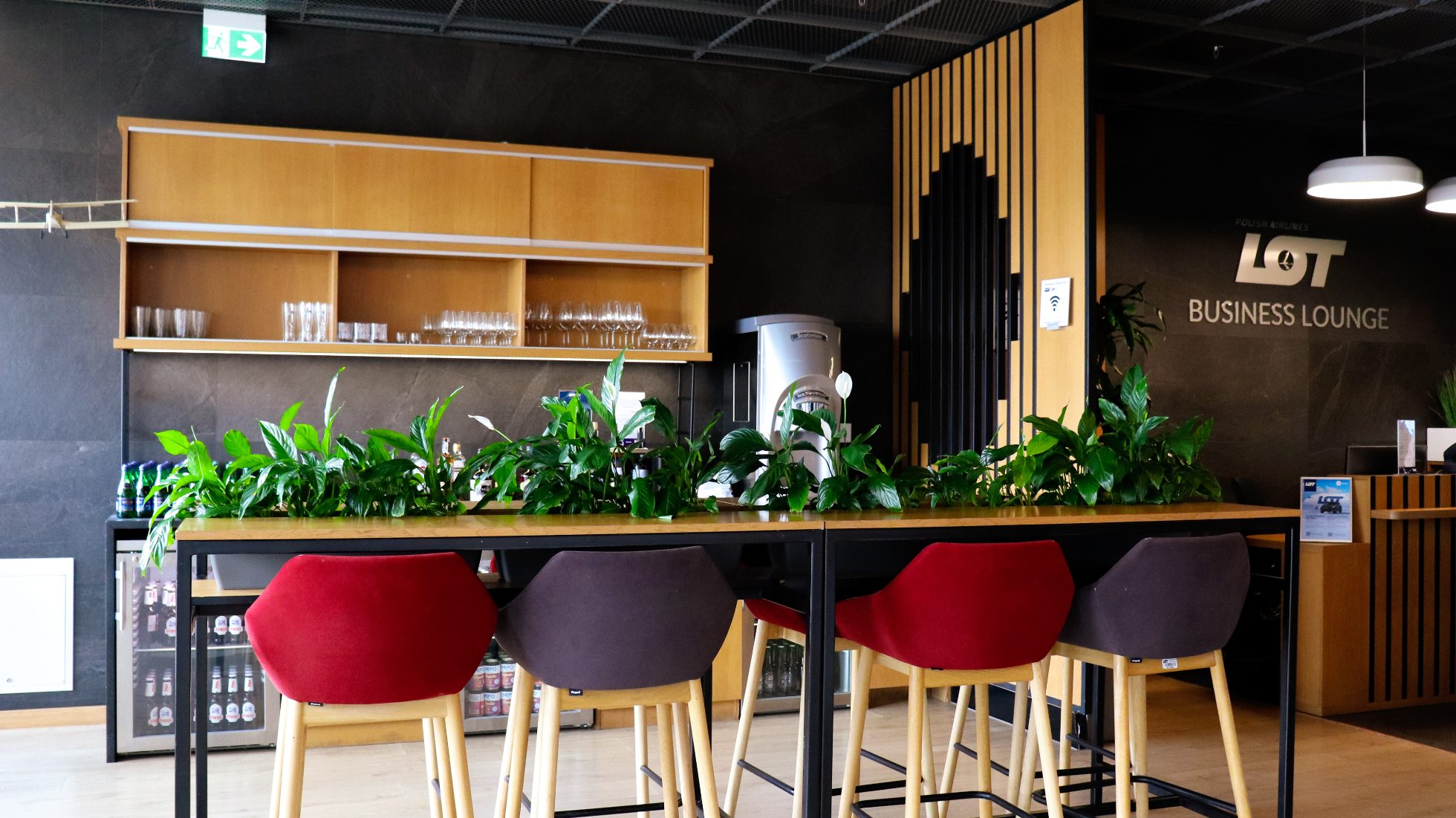 Prostokątny wysoki stół z krzesłami, otwarty bar - LOT Business Lounge Mazurek