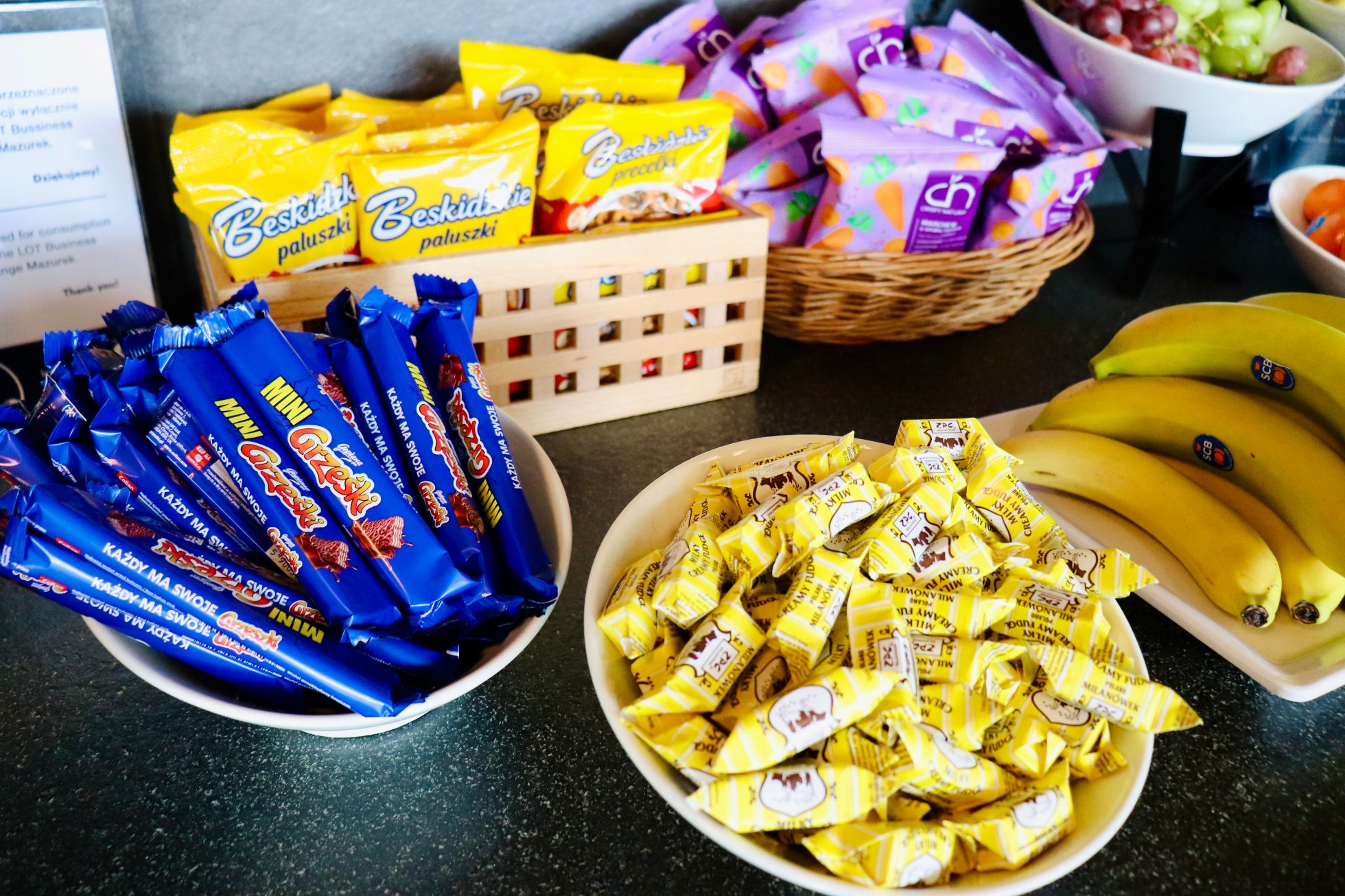 Przekąski dla gości LOT Business Lounge Mazurek - fudge, batony Grzeski i słone paluszki.