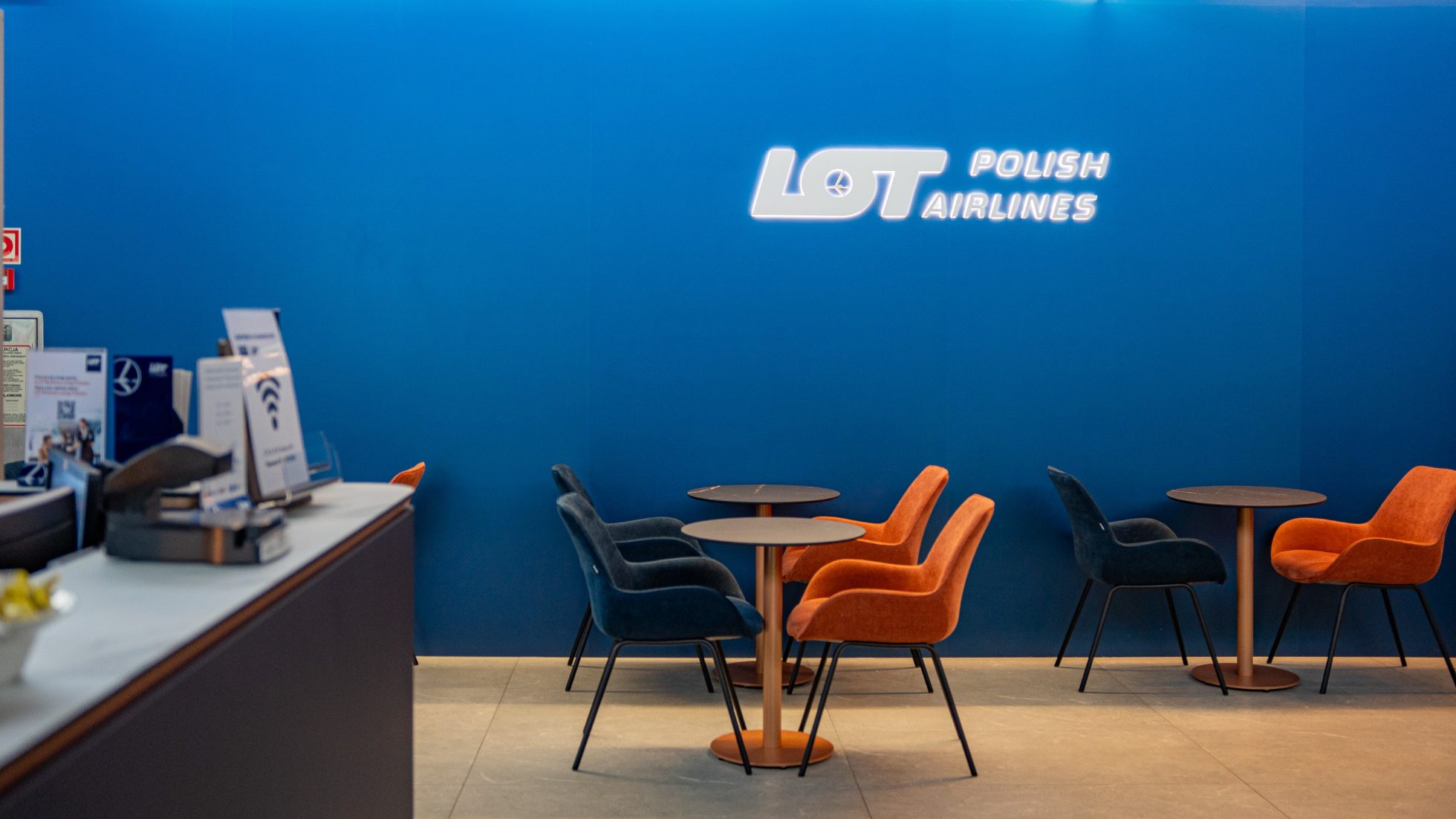 LOT Business Lounge Polonez - Recepcja oraz stoliki przy recepcji