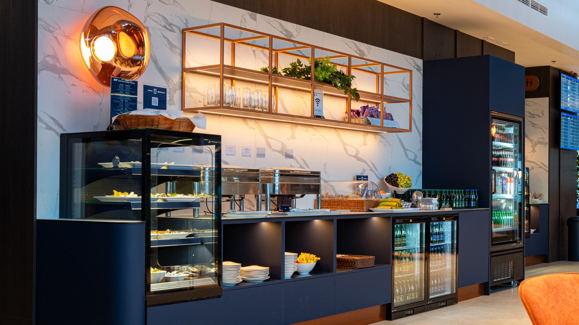Strefa gastronomiczna w LOT Business Lounge Polonez 