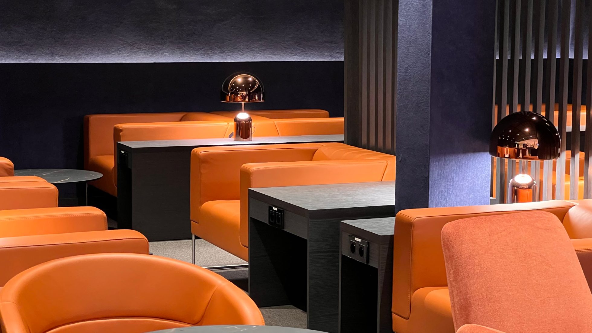 Wnętrze Polonez Gold Lounge - sofy, stoły i lampy