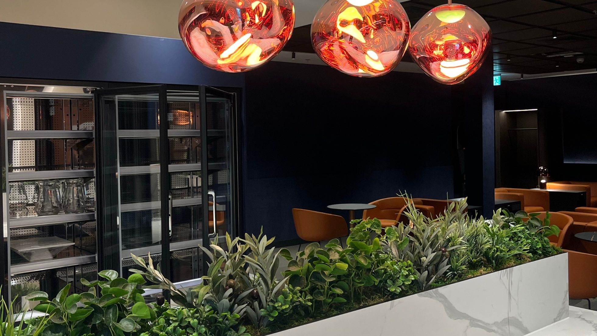 Wnętrze Polonez Gold Lounge - sofy, stoły i lampy