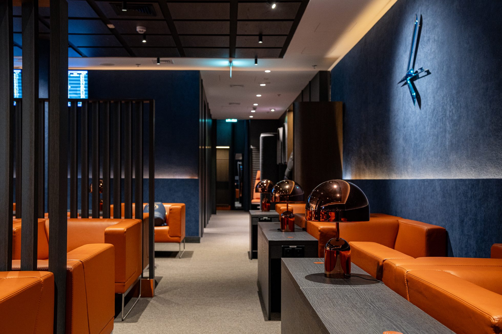 Eleganckie nowoczesne fotele w stylowej przestrzeni Polonez Gold Lounge w Warszawie