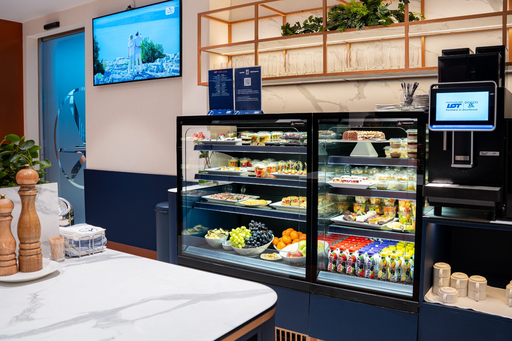 Przestrzeń restauracyjna - lodówki z przekąskami, ciepłymi napojami w Polonez Gold Lounge