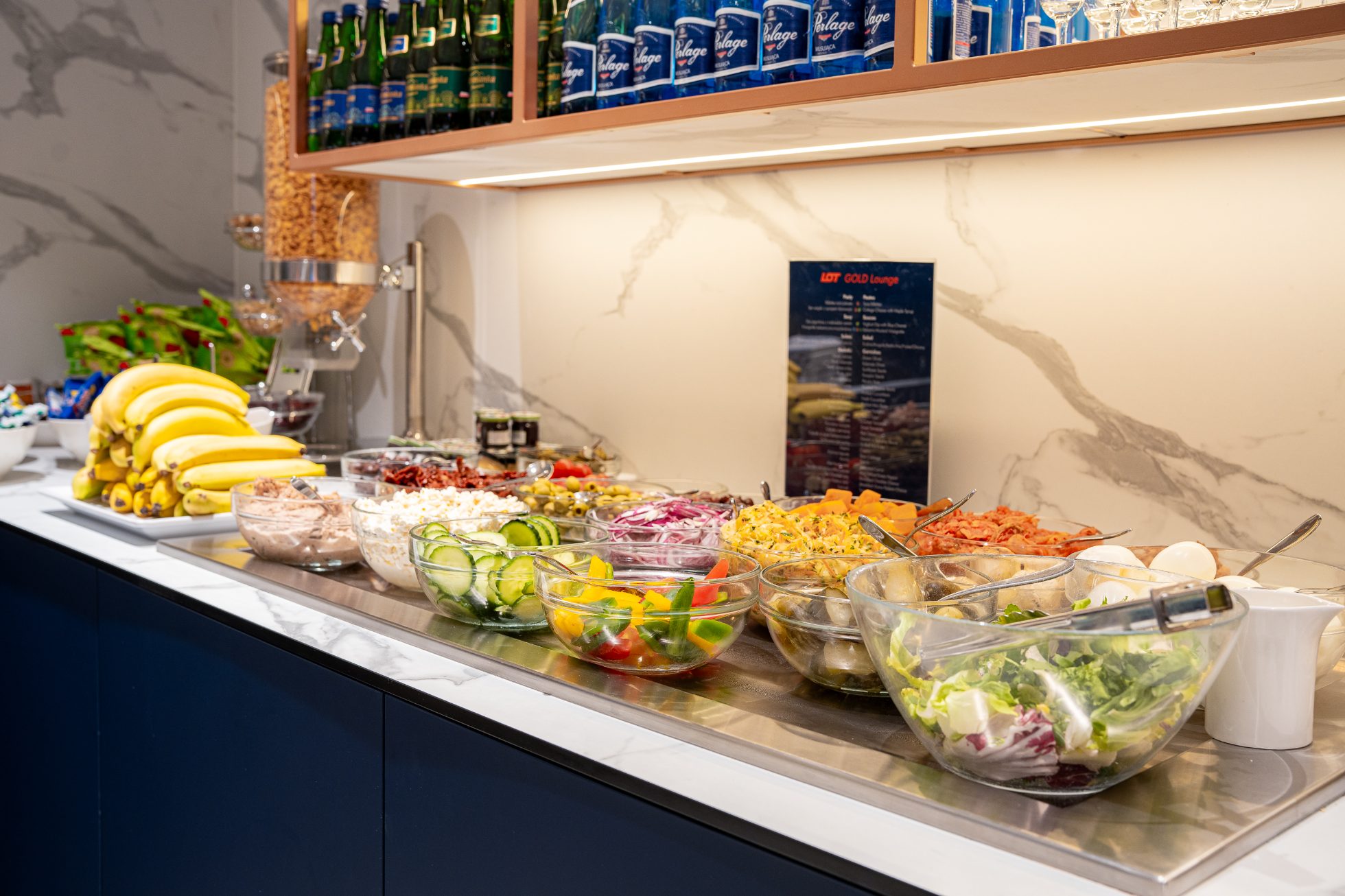 Przestrzeń restauracyjna, zbliżenie na przekąski i sałatki dla Gości Polonez Gold Lounge
