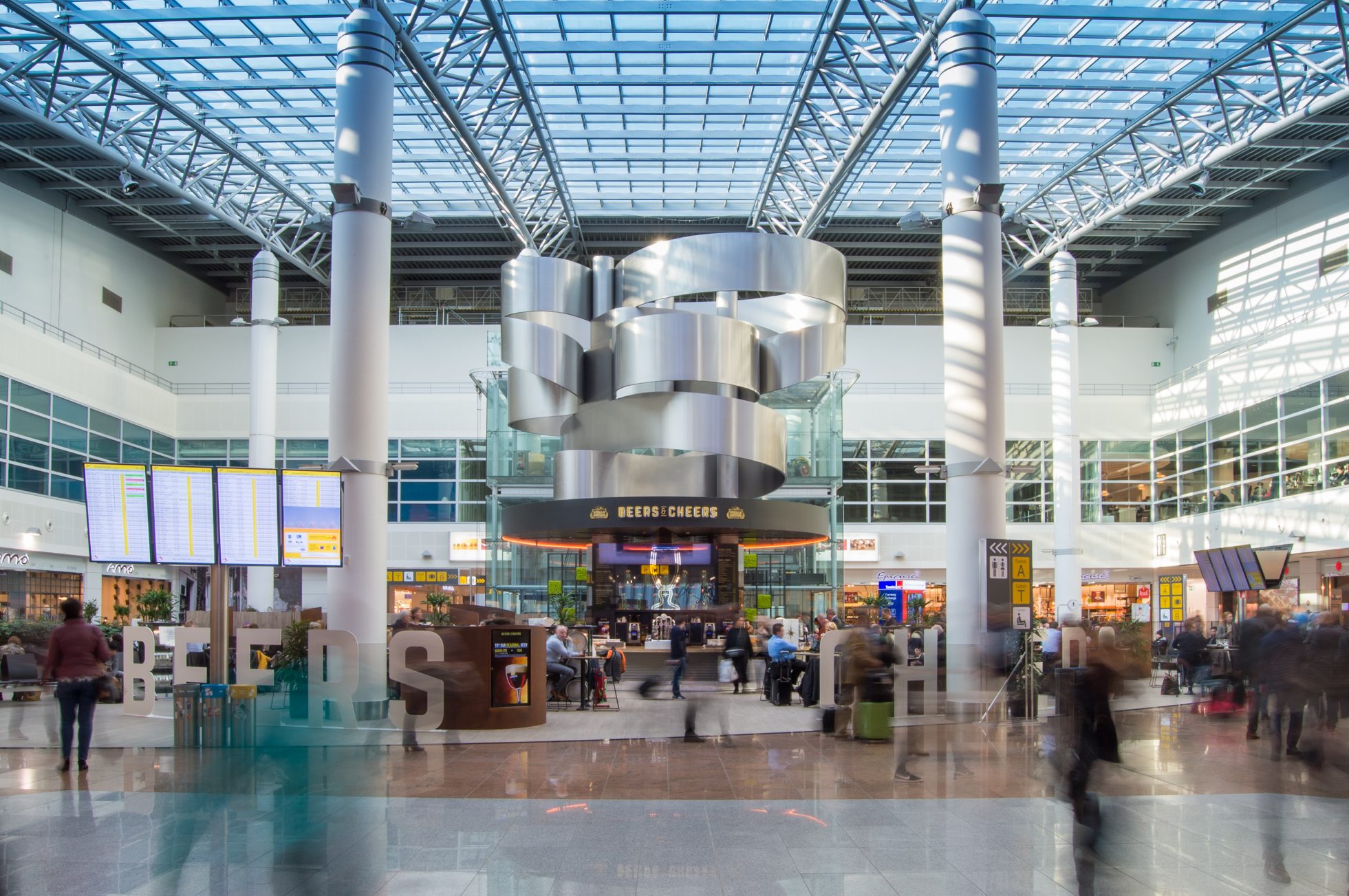 Innenraum des Flughafens in Brüssel, Blick auf Metallrahmen