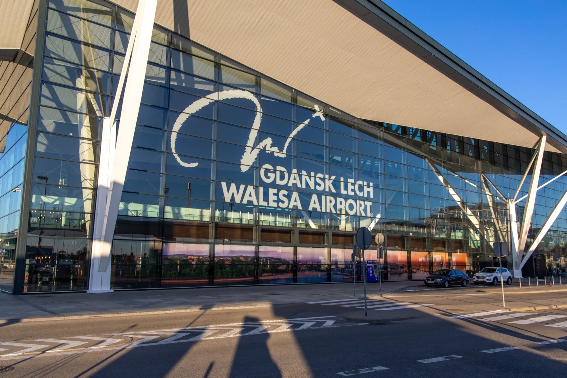 Budynek lotniska w Gdańsku z napisem Gdańsk Lech Walesa Airport