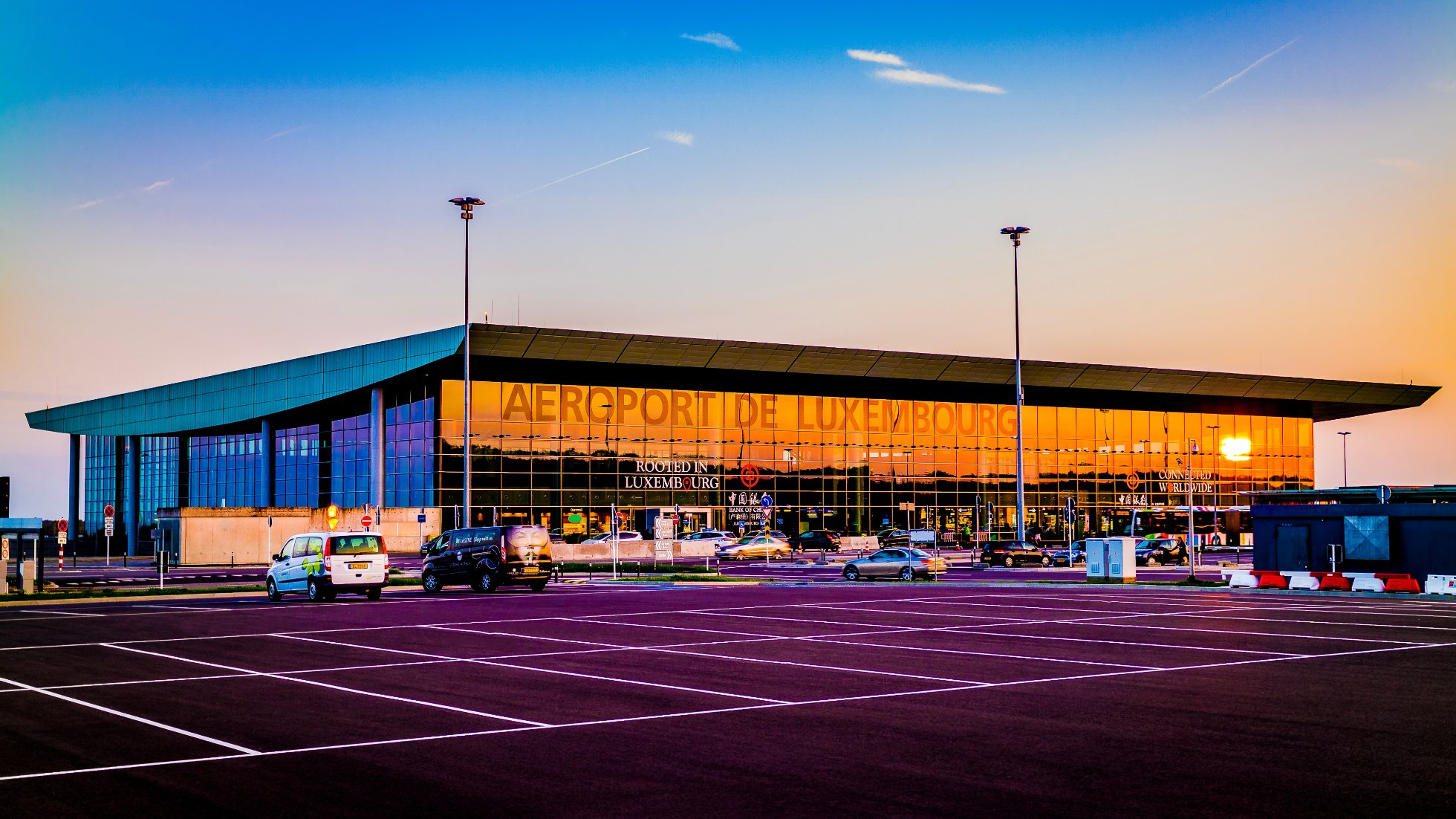 Luxemburg -Flughafen bei Sonnenuntergang