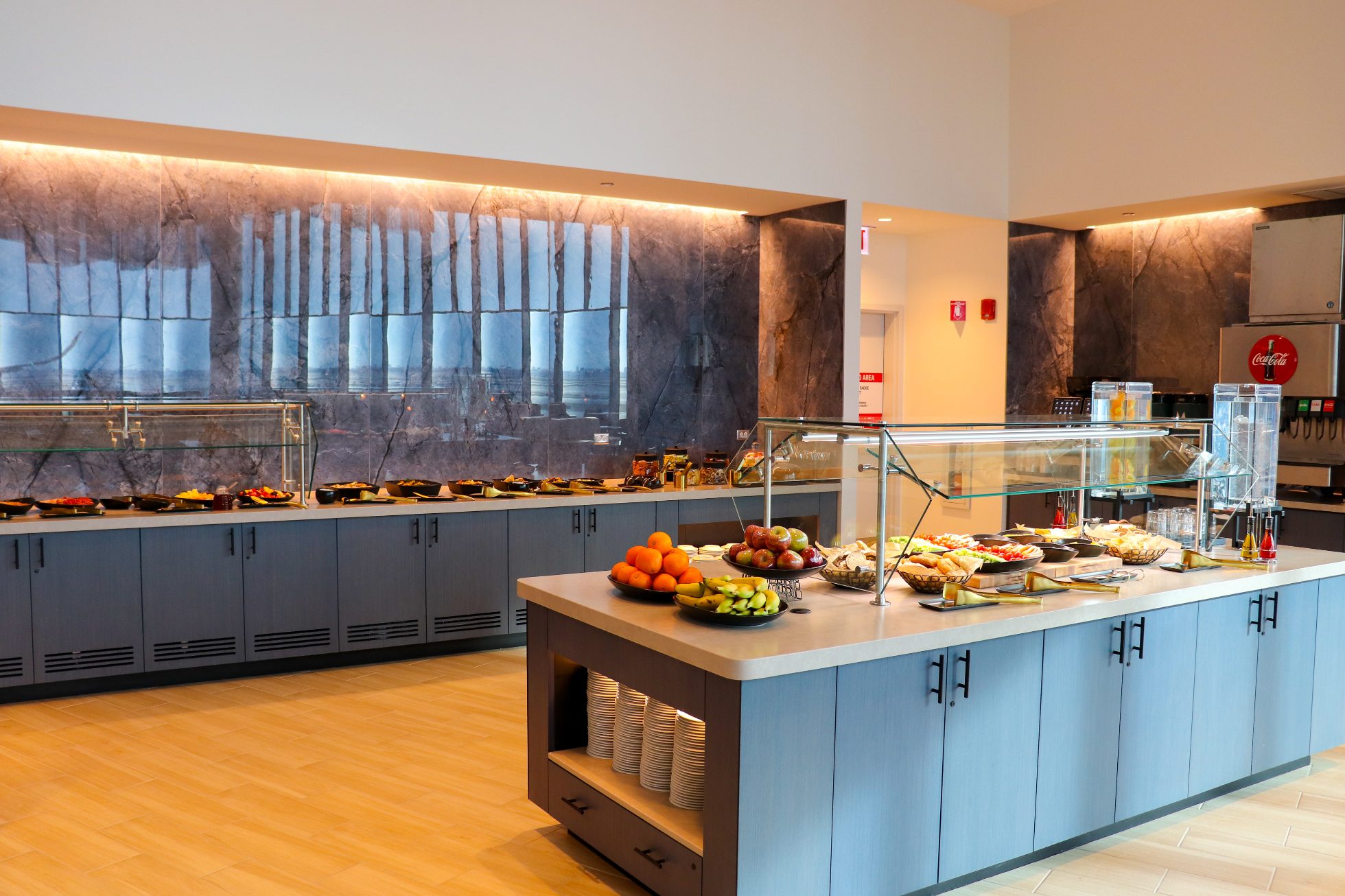 Stół szwedzki, przekąski i dania podane w eleganckim stylu - Business Lounge Chicago