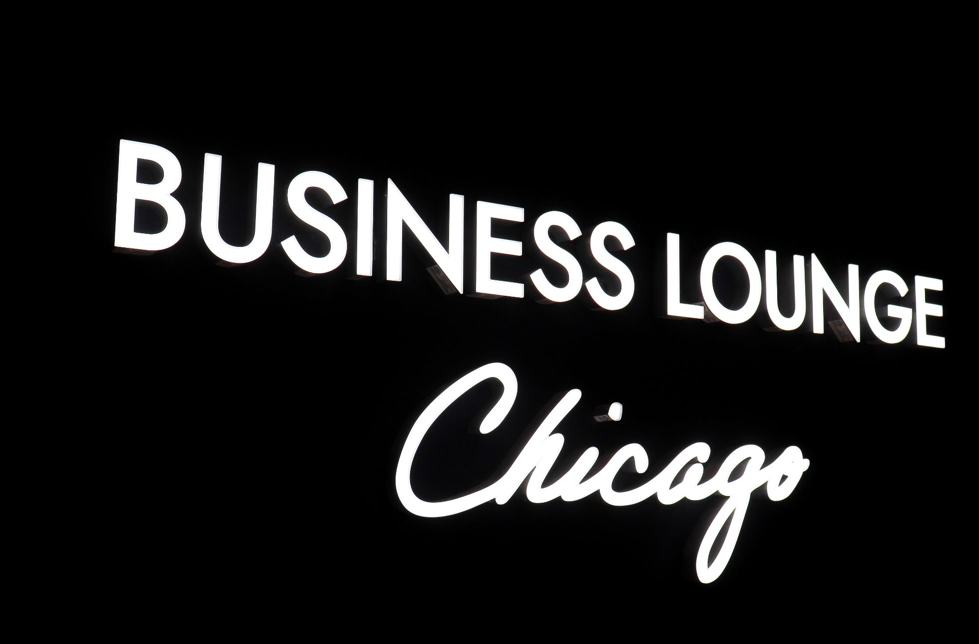 Elegancki biały napis Business Lounge Chicago na czarnym tle