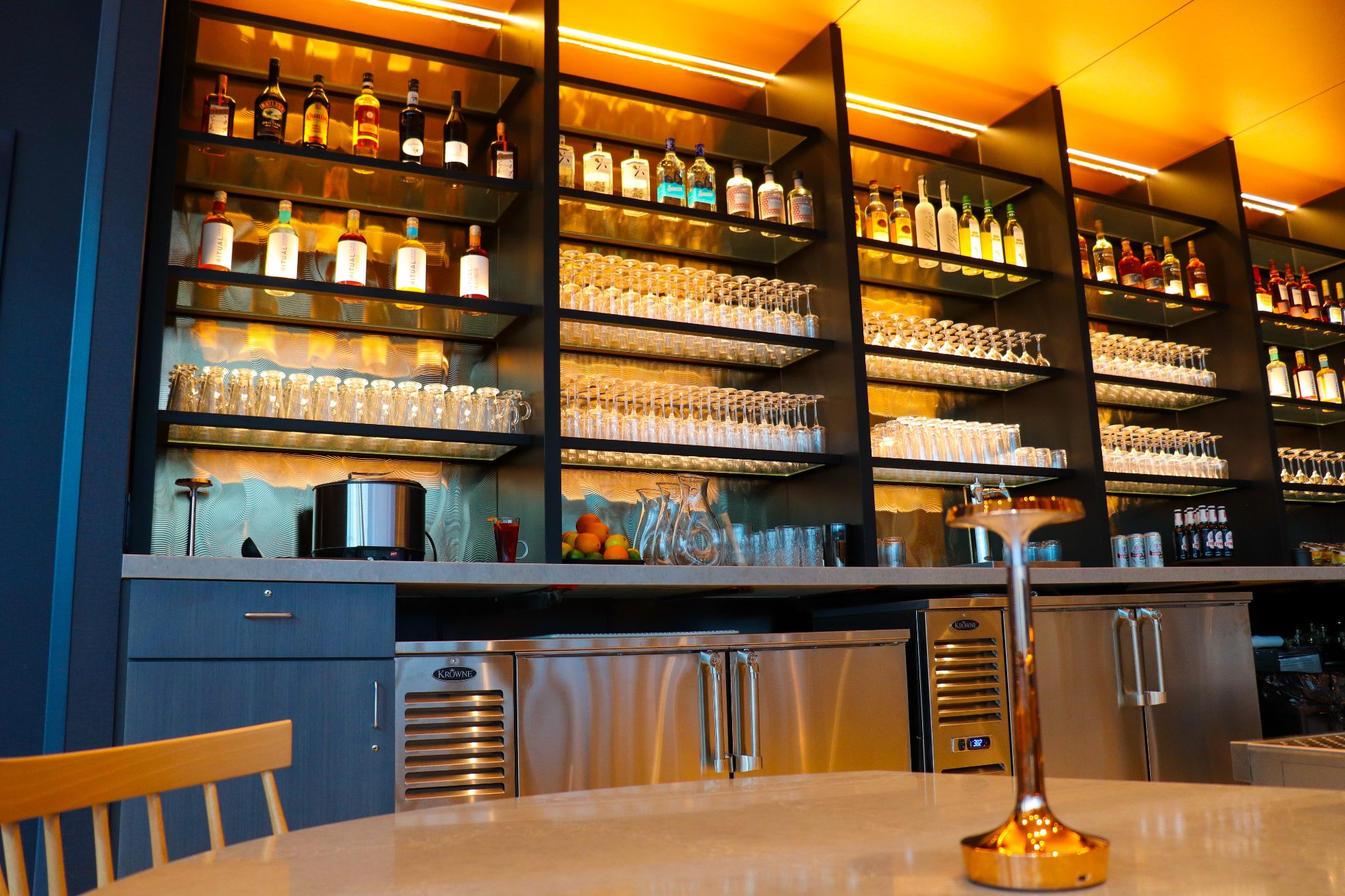 Uporządkowany i wyposazony w butelki bar saloniku biznesowego w Chicago