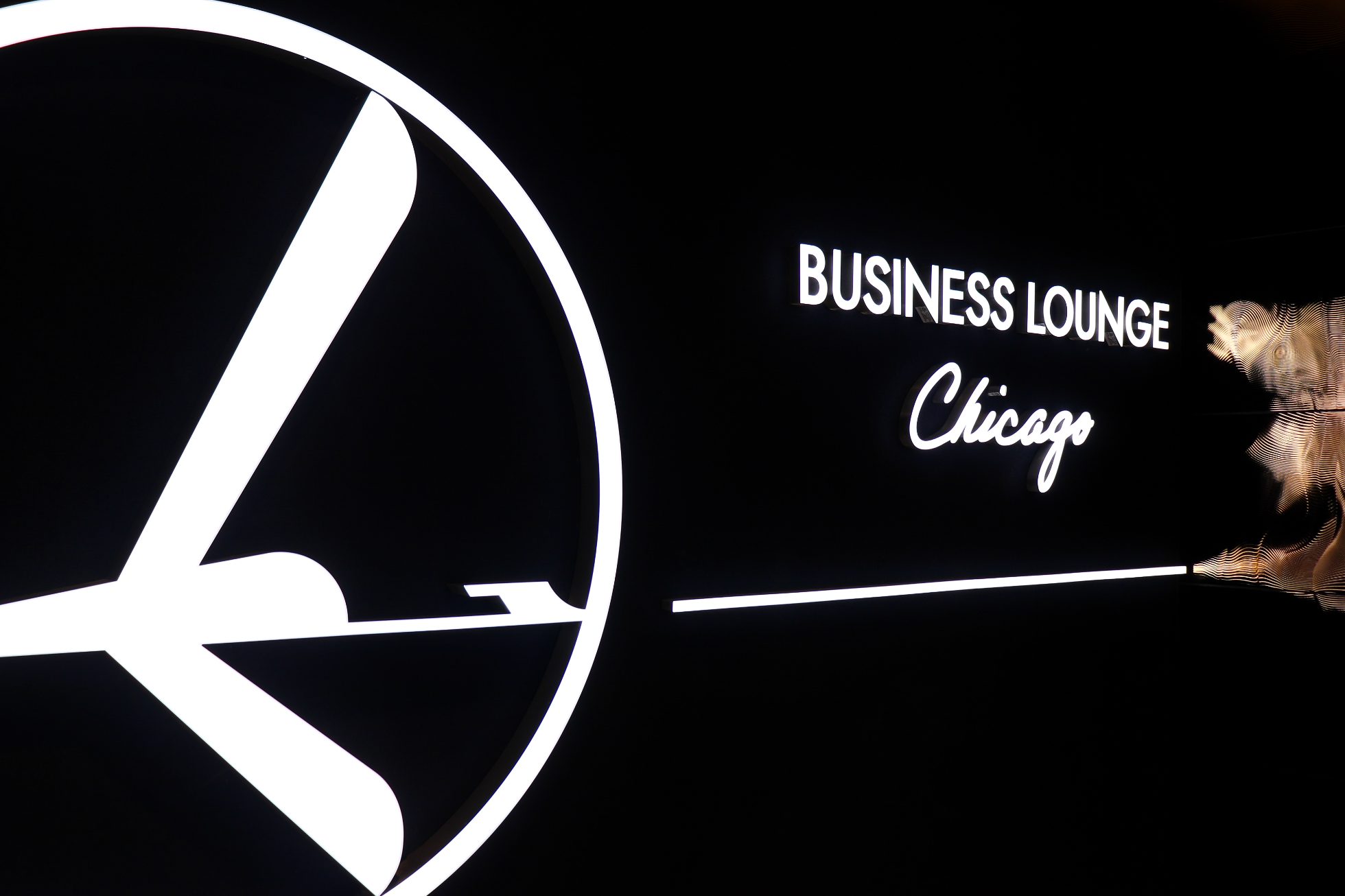 Logo LOT Business Lounge Chicago przed wejściem do Saloniku
