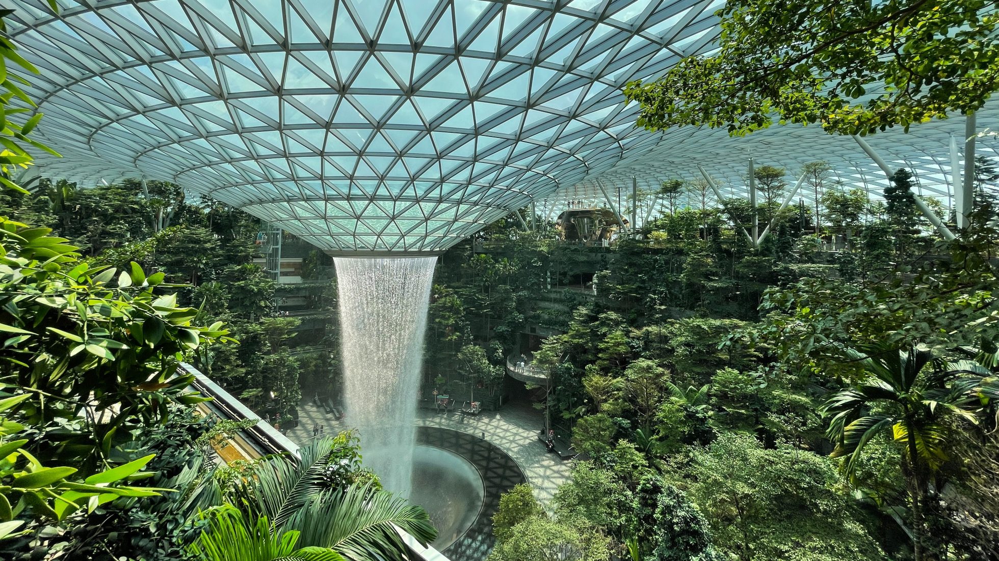Waterfall in the Jewel Singapur Changa airport building