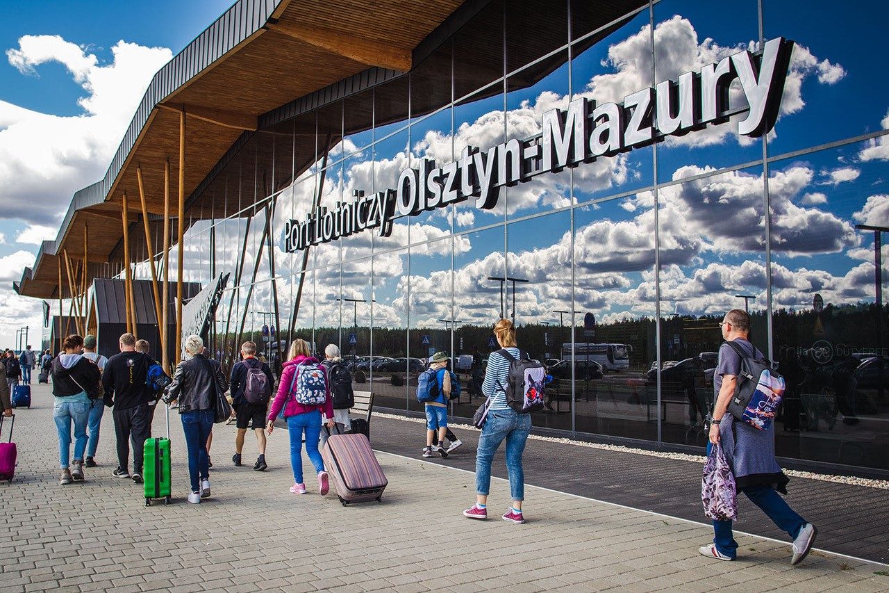 Ludzie stojący w kolejce na lotnisku w olsztynie