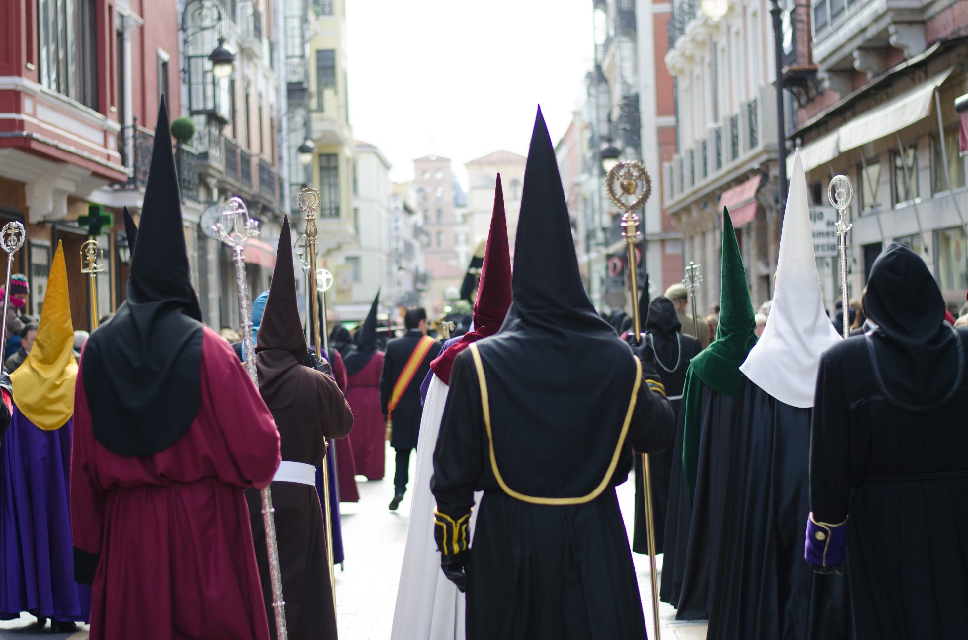 Procesja Wielkiego Tygodnia w Leon, Hiszpania, podczas świąt Wielkanocnych.