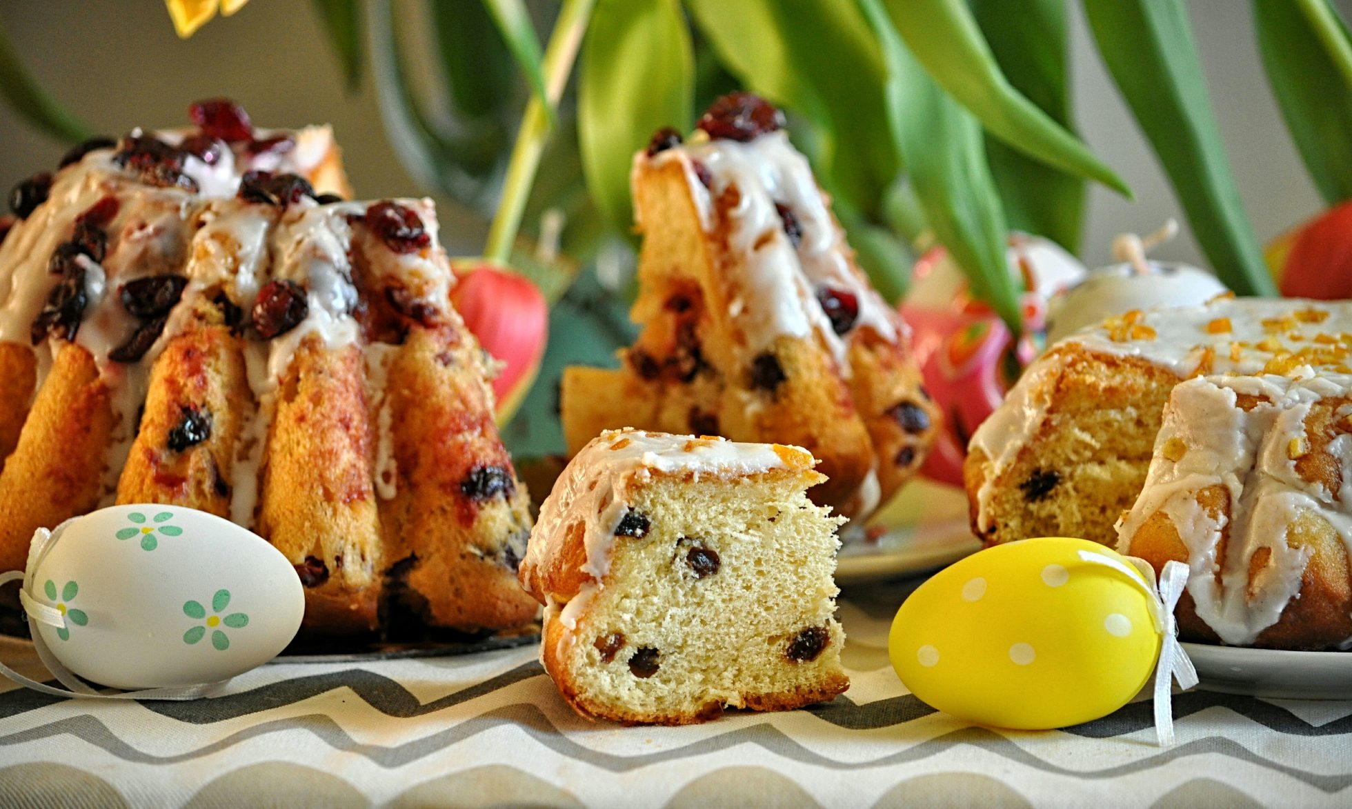 Wielkanoc domowej roboty hot cross buns, posmarowane masłem, przepiórcze nie malowane jajka. Wielkanocny pomysł na rodzinę w Kanadzie, Czechach, Niemczech, Anglii; pomysły na Wielkanoc