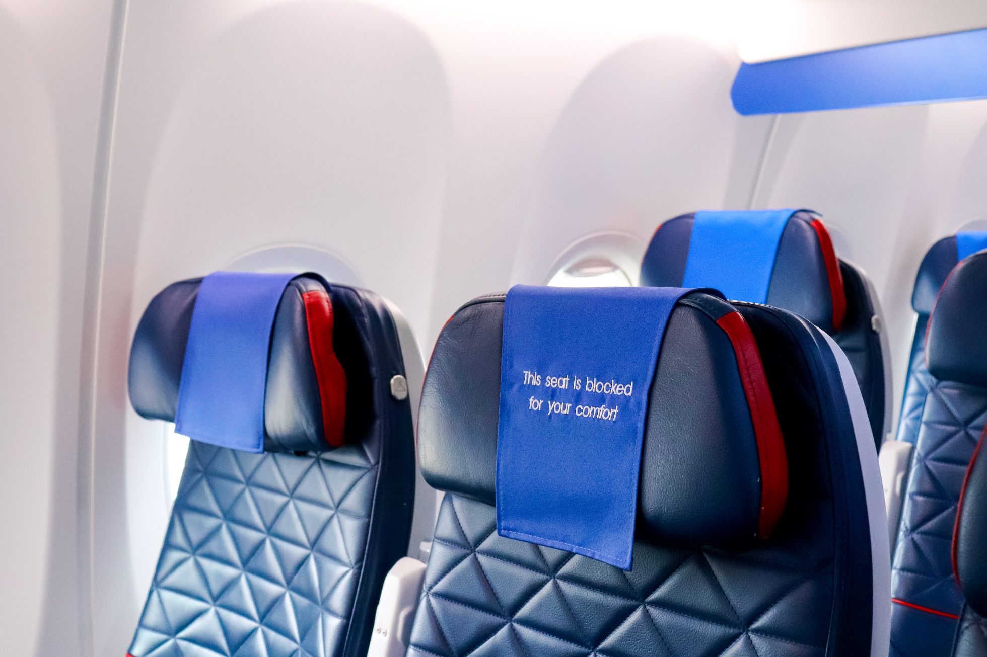 LOT Premium Economy - wnętrze samolotu, wolny fotel obok