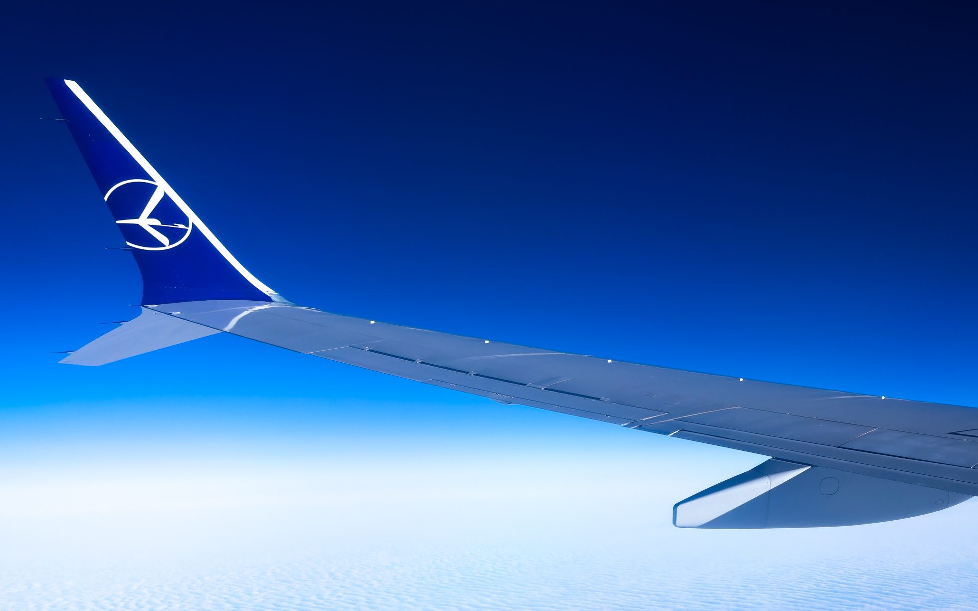 Skrzydło samolotu Boeing 737-8 MAX na tle nieba.