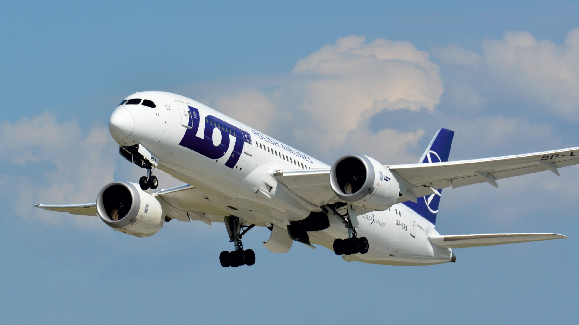 Boeing 787 Dreamliner startujący z Lotniska Chopina w słoneczny dzień