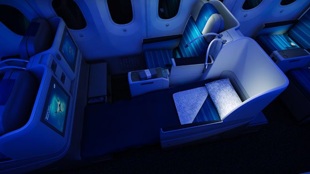Fotel LOT Business Class rozłożony do pozycji łóżka.
