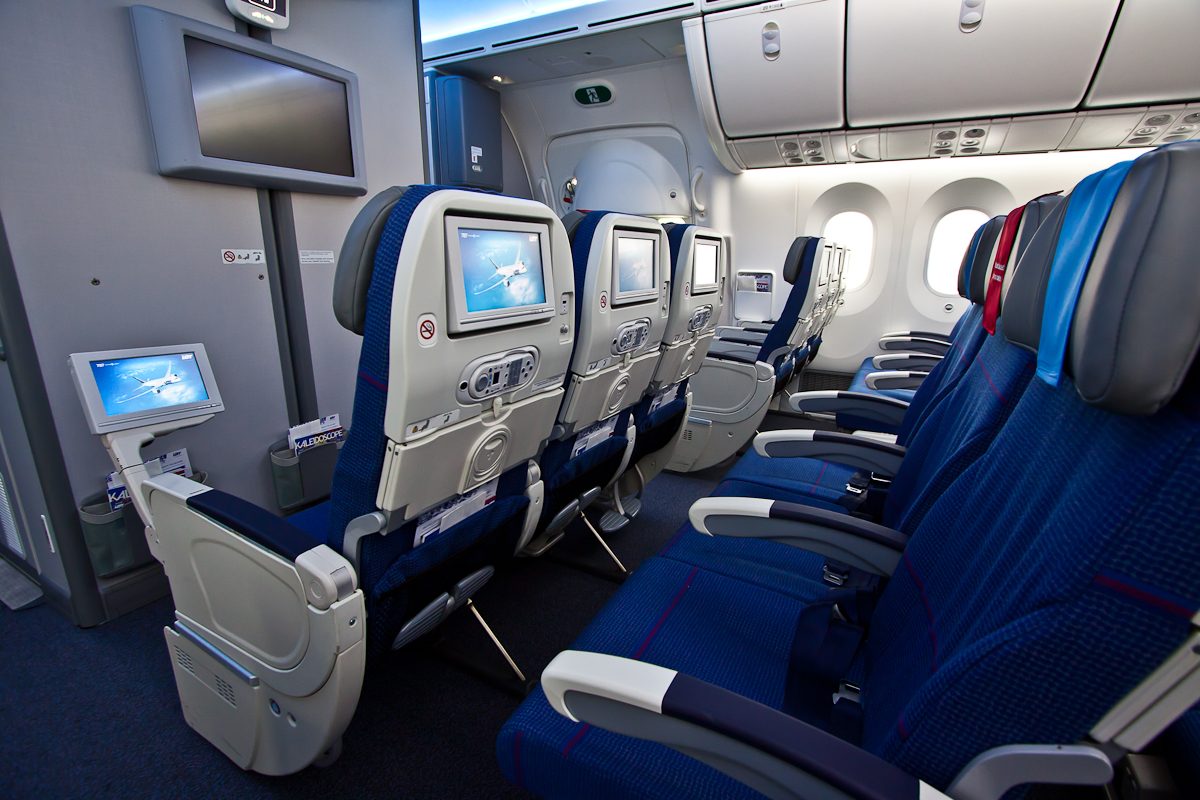 LOT Economy Class w Boeing 787 Dreamliner. Rząd foteli z monitorkami z rozrywką pokładową