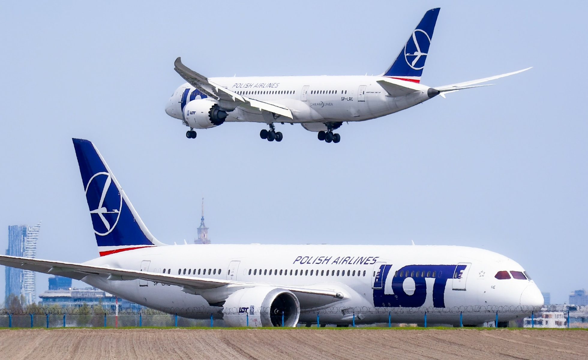 Boeing 787 lądujący o poranku na lotnisku Chopina