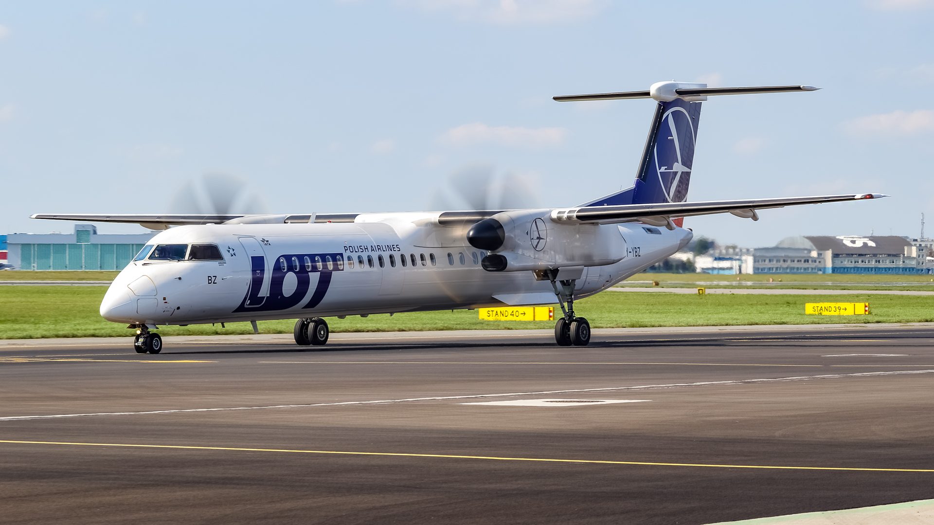 Bombardier Q400 auf der Startbahn des Flughafens