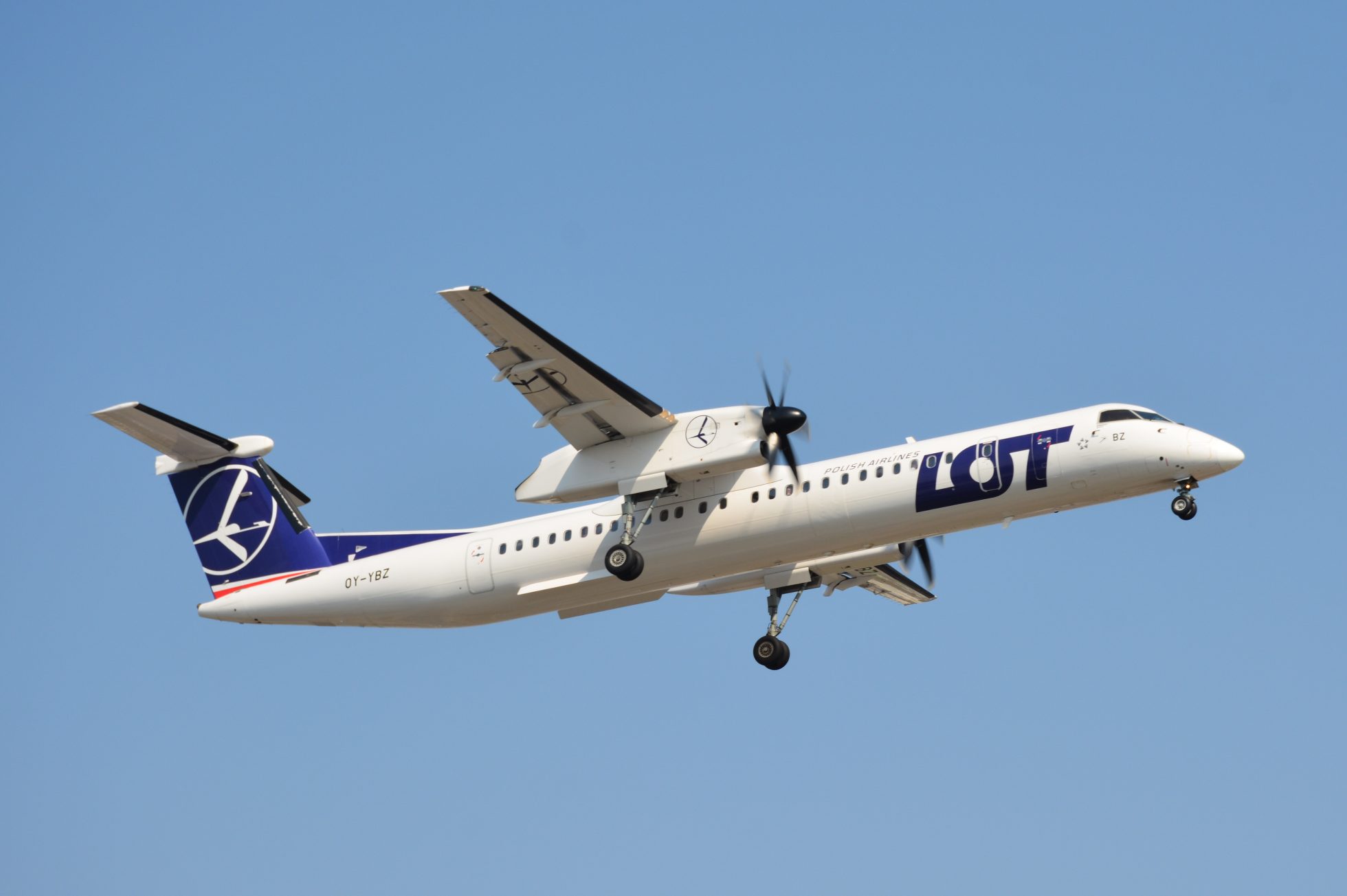 Bombardier Q400 na niebie w trakcie lotu