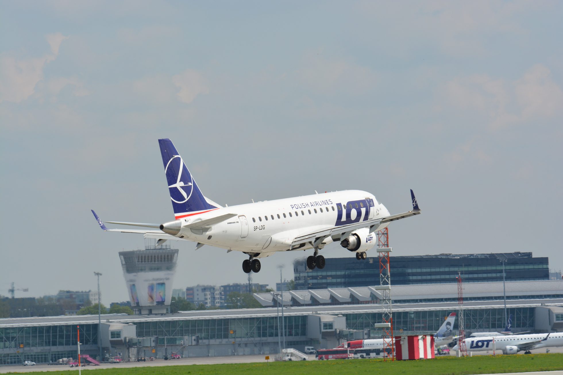 Embraer 170 startujący z pasu startowego