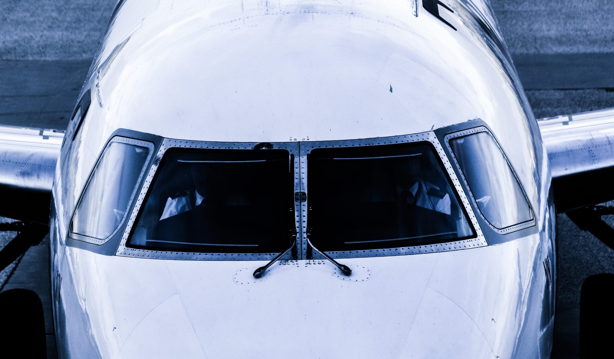 Kokpit samolotu Embraer 195 widziany z terminala lotniska od przodu