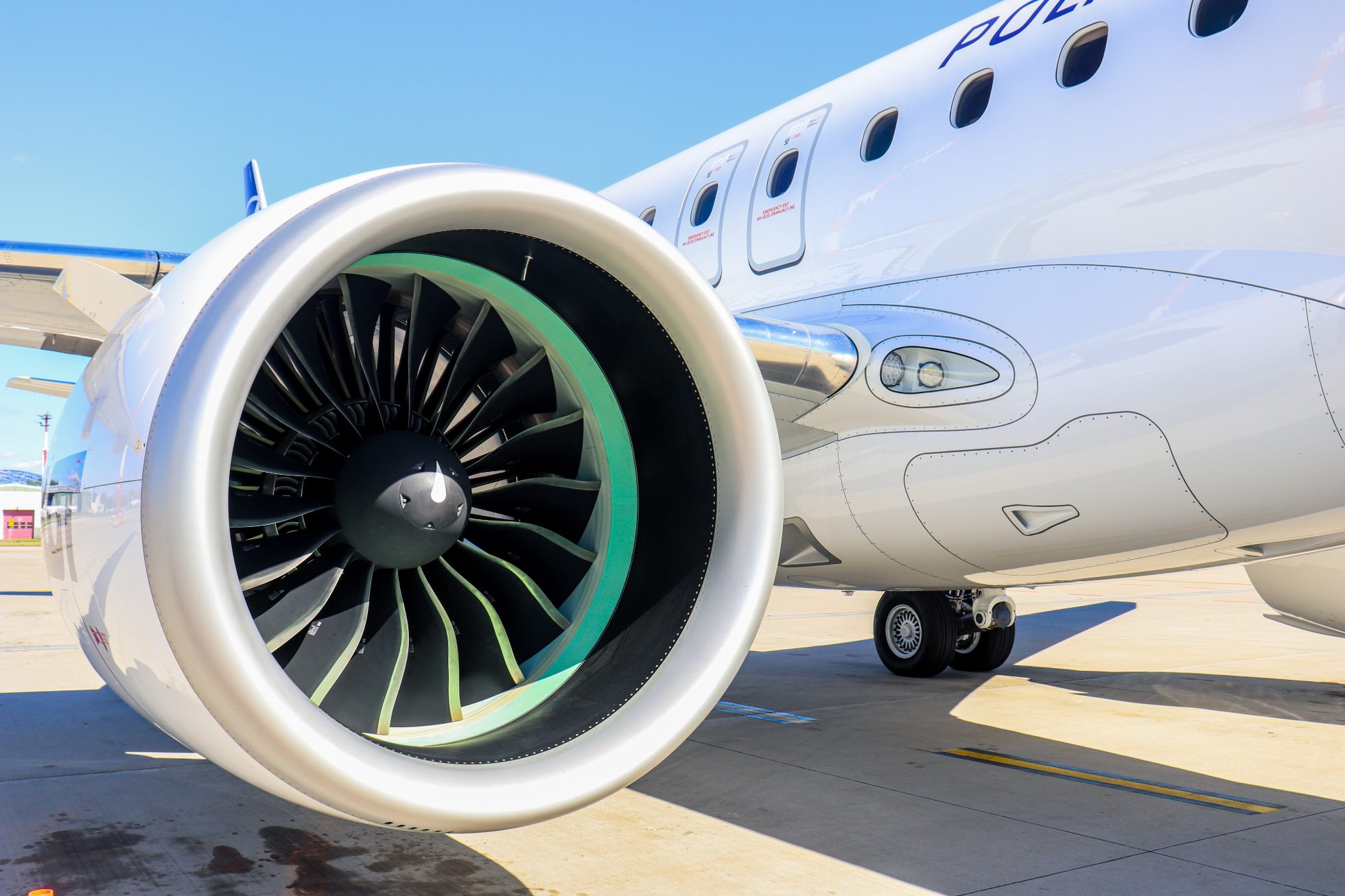 Silnik samolotu Embraer E2 na białym tle.