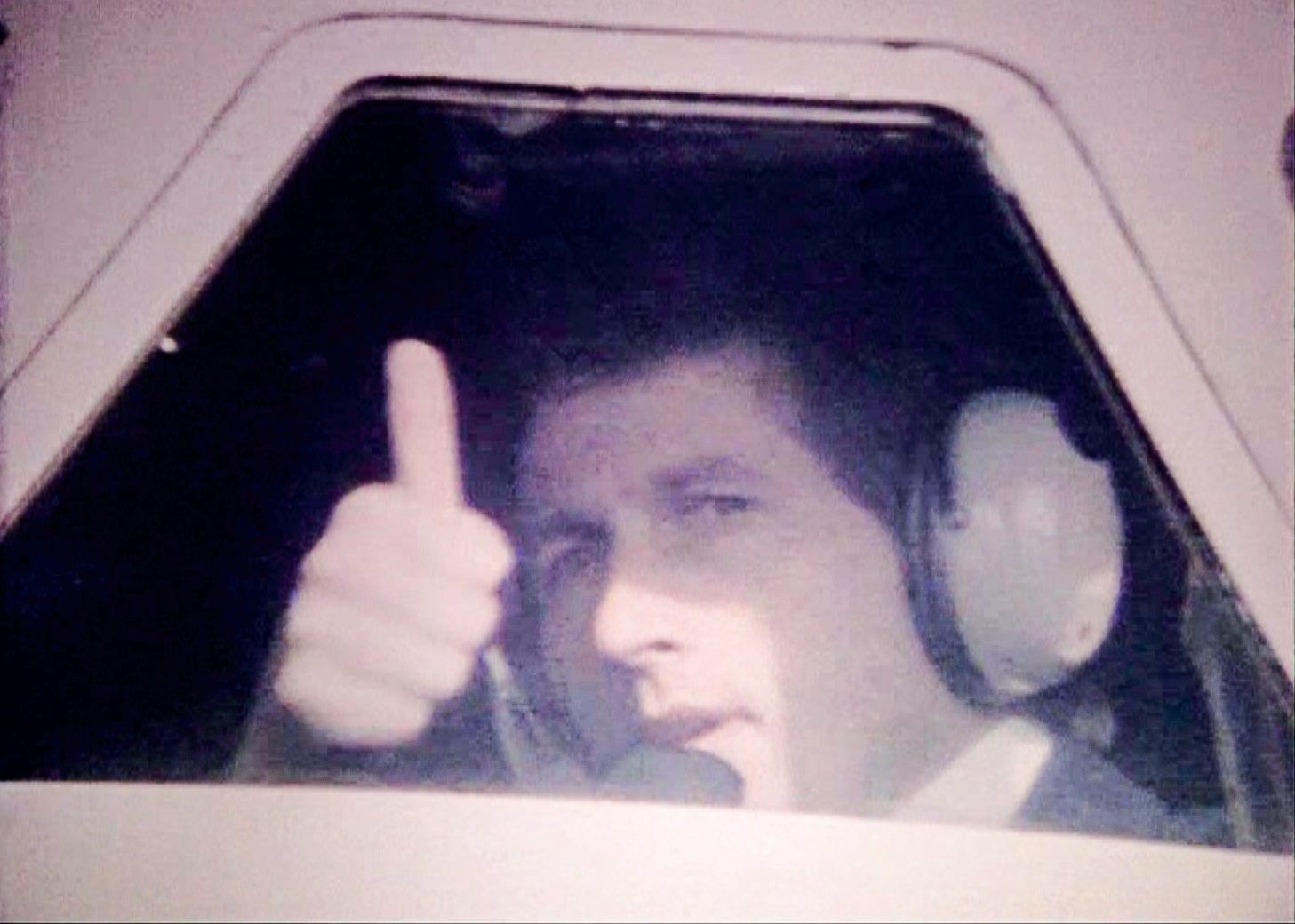 Pilot w oknie samolotu Antonov An
