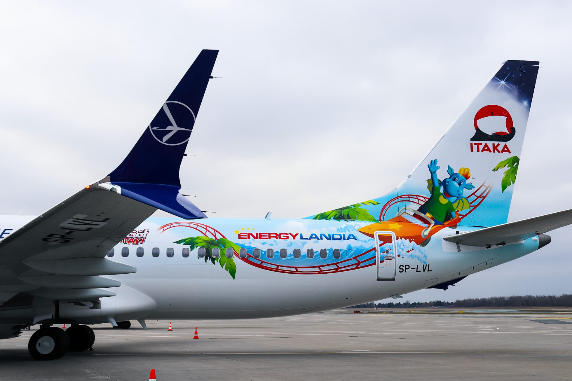 Samolot Boeing 737 MAX w specjalnym malowaniu ITAKA & Energylandia