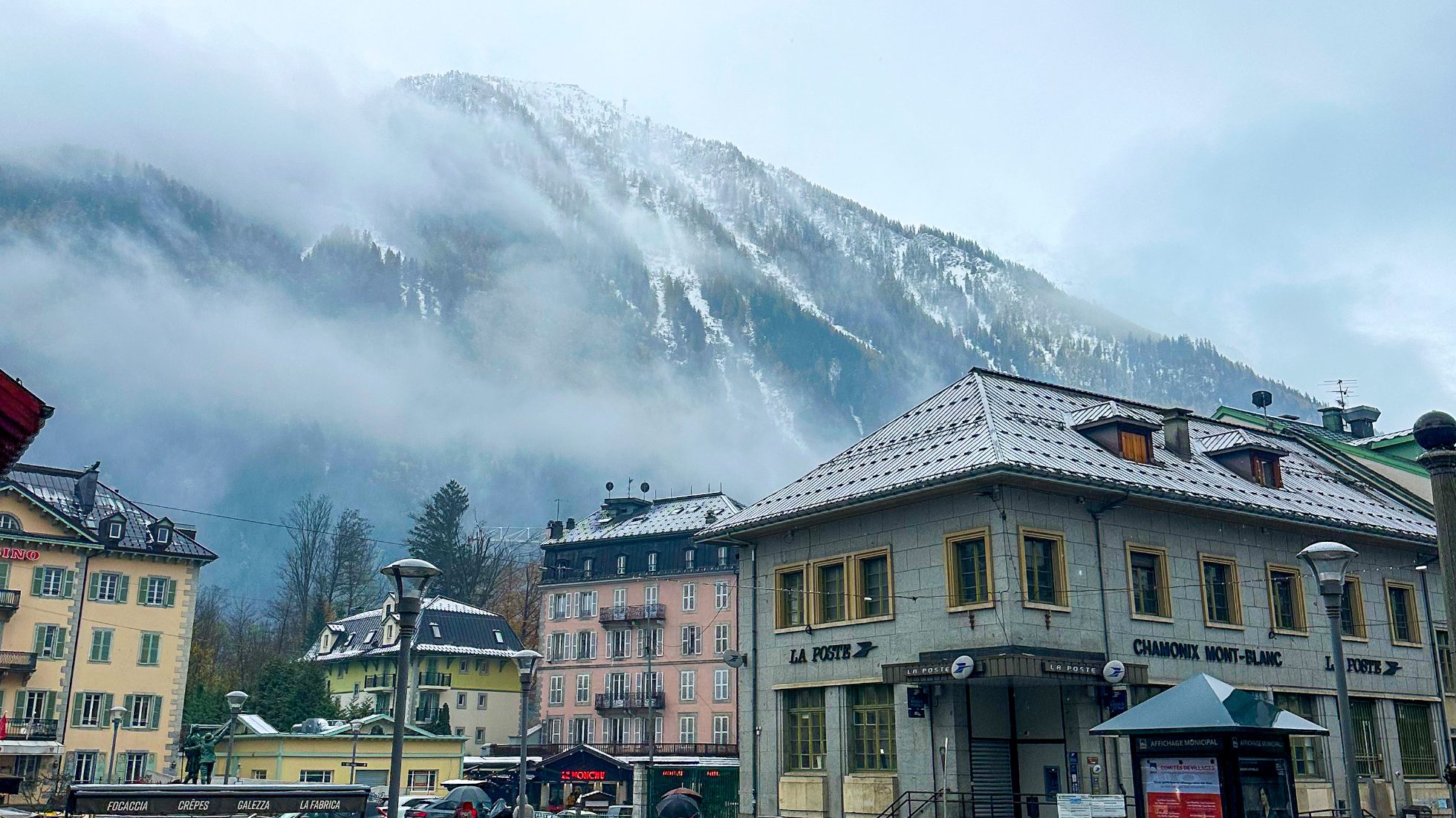 Chamonix - miasteczko na tle wysokich gór