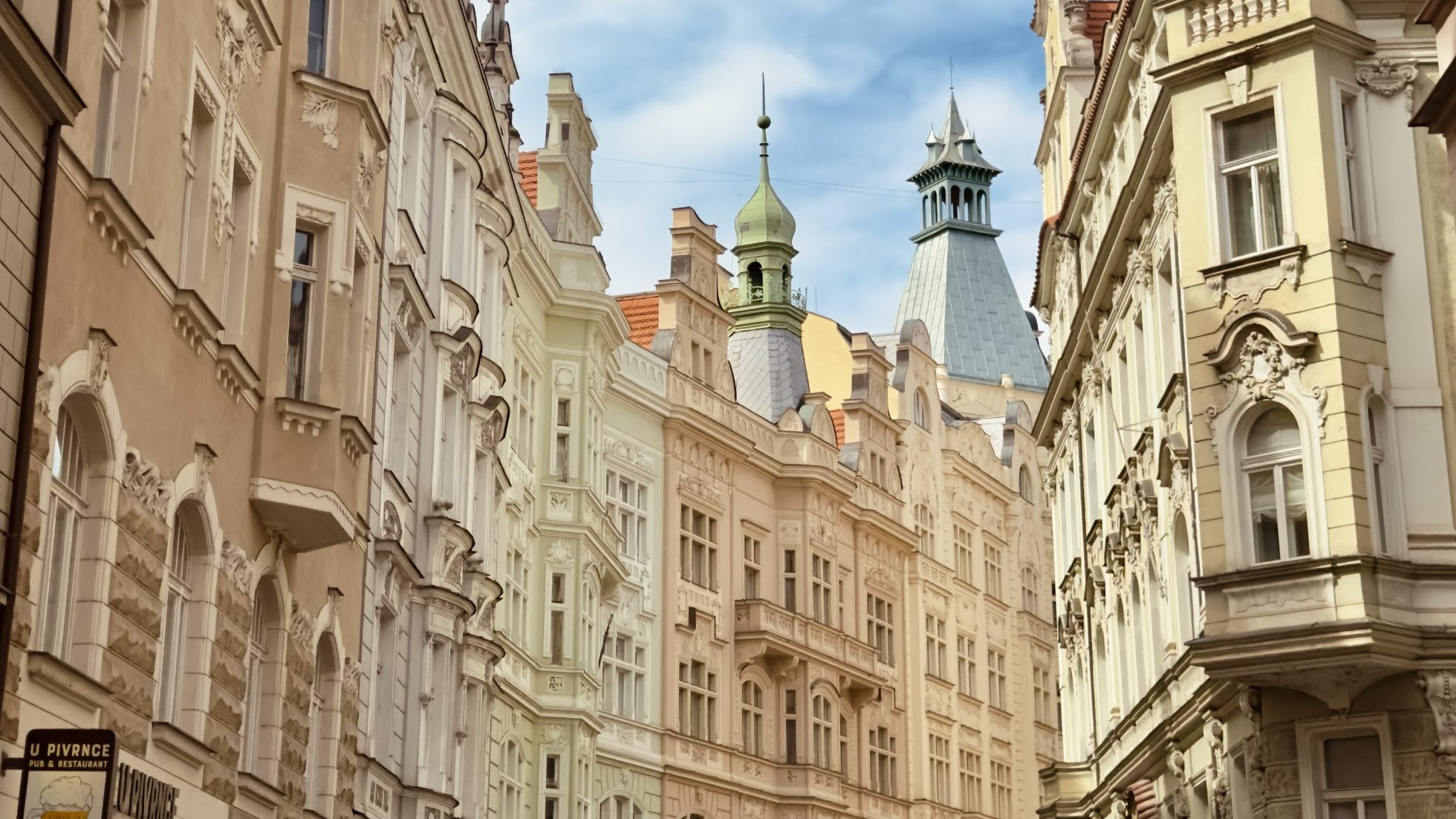 Widok na zabudowę w Pradze.