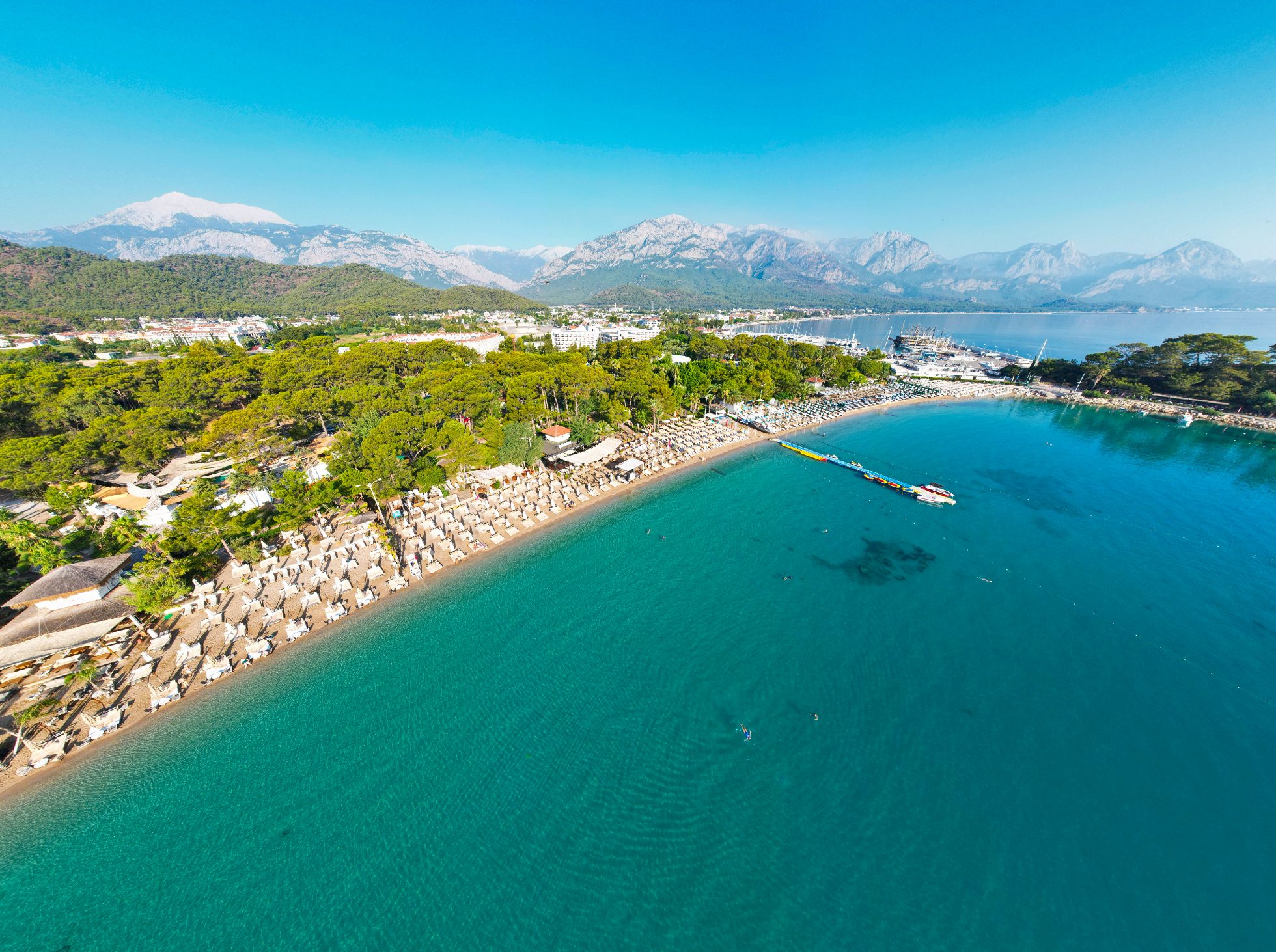 Plaża oświetlona księżycowym światłem w Kemer, Turcja.