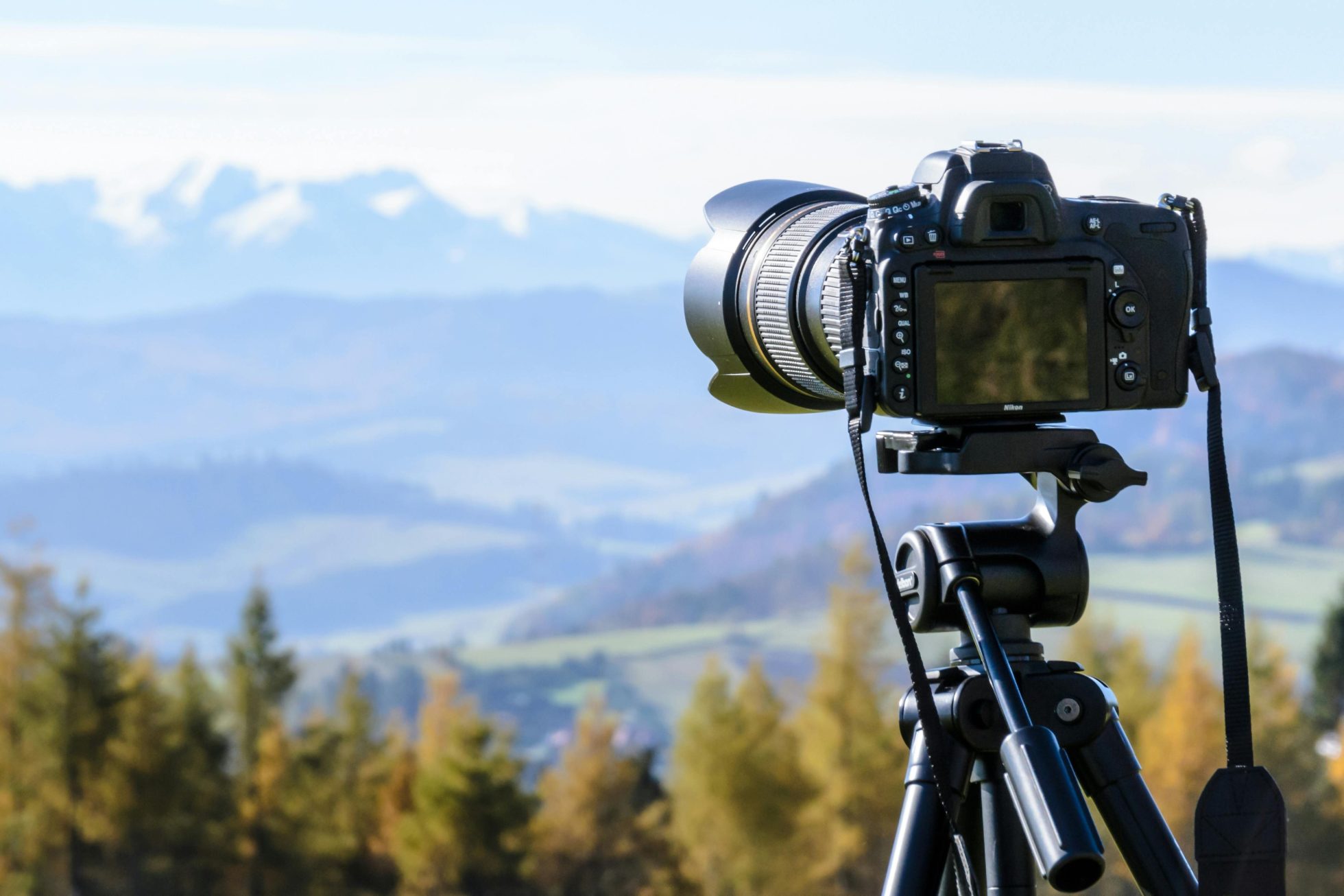 Aparat fotograficzny na tle białego tła.
