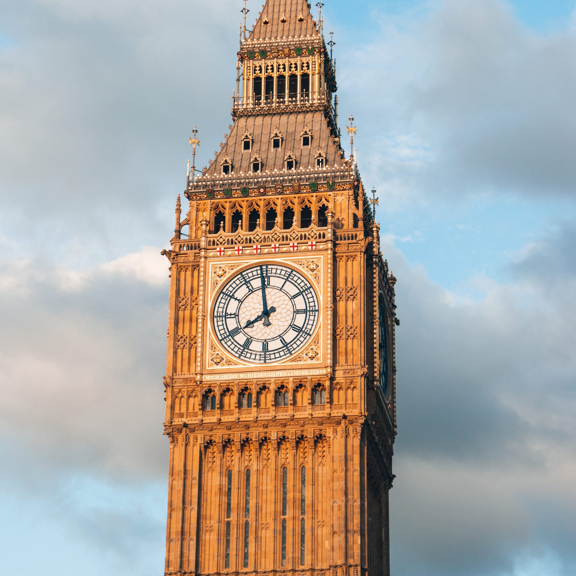 Wieża zegarowe Big Ben w Londynie oświetlona miękkim światłem zachodzącego słońca