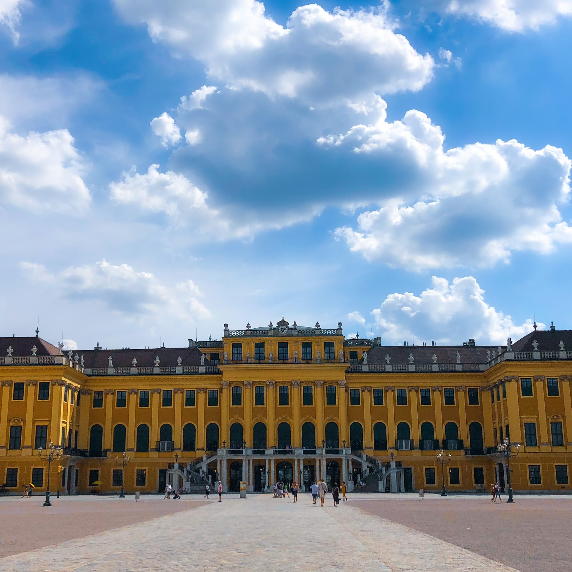 Widok na zamek Schonbrunn w słoneczny dzień, instagramowe miejsca w Wiedniu
