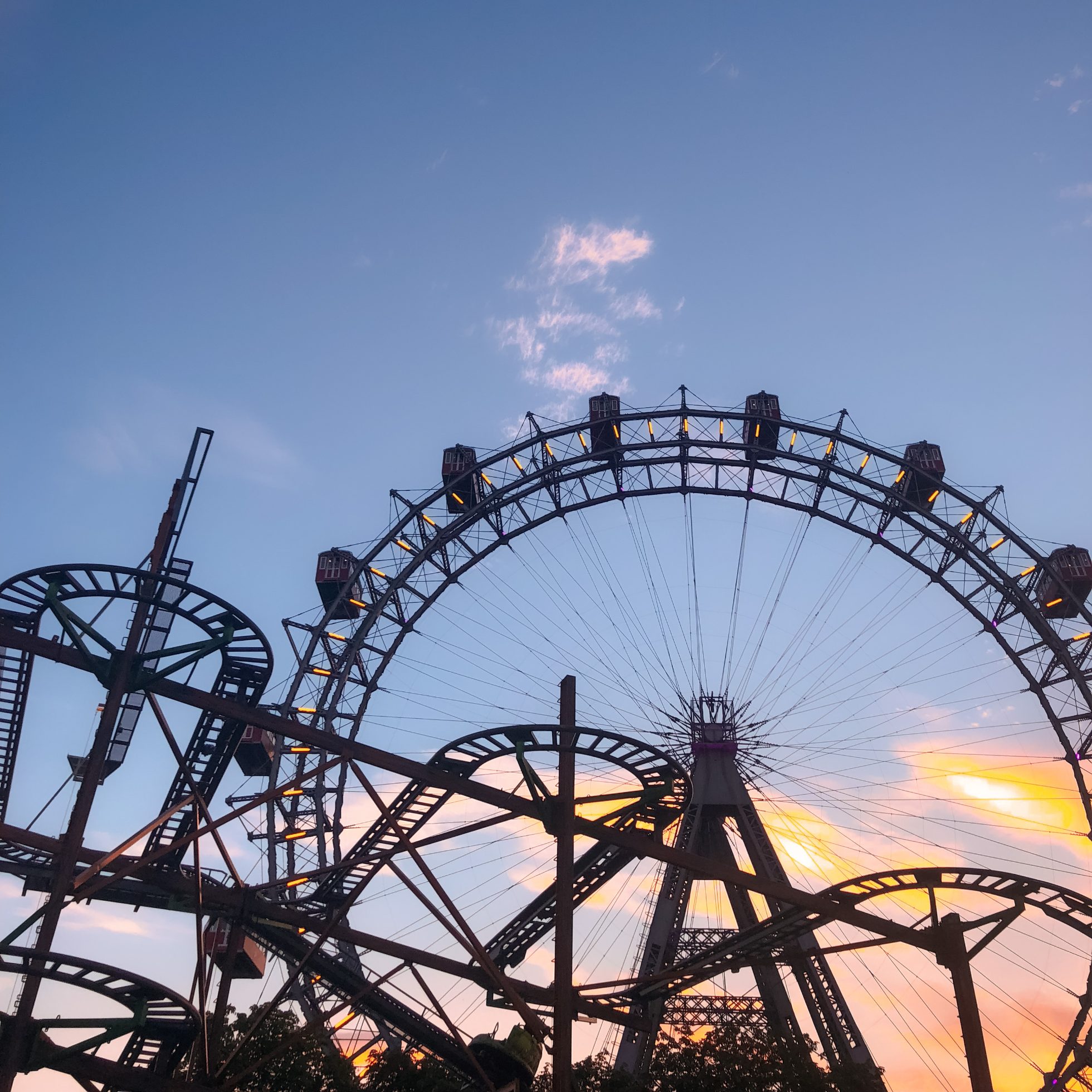 Koło widokowe i rollercoaster o zachodzie słońca w parku Prater w Wiedniu, instagramowe miejsca w Wiedniu