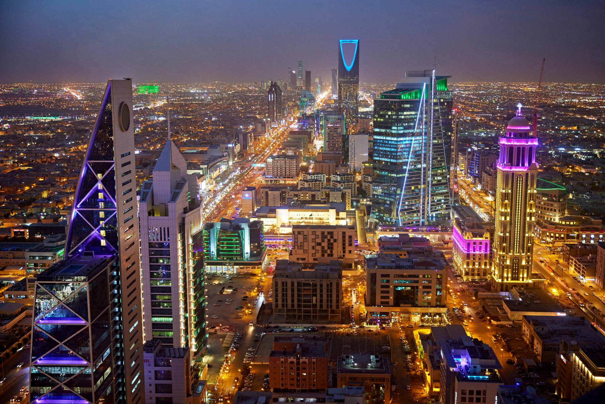 Nowoczesne budynki nocą w Rijadzie, Arabia Saudyjska