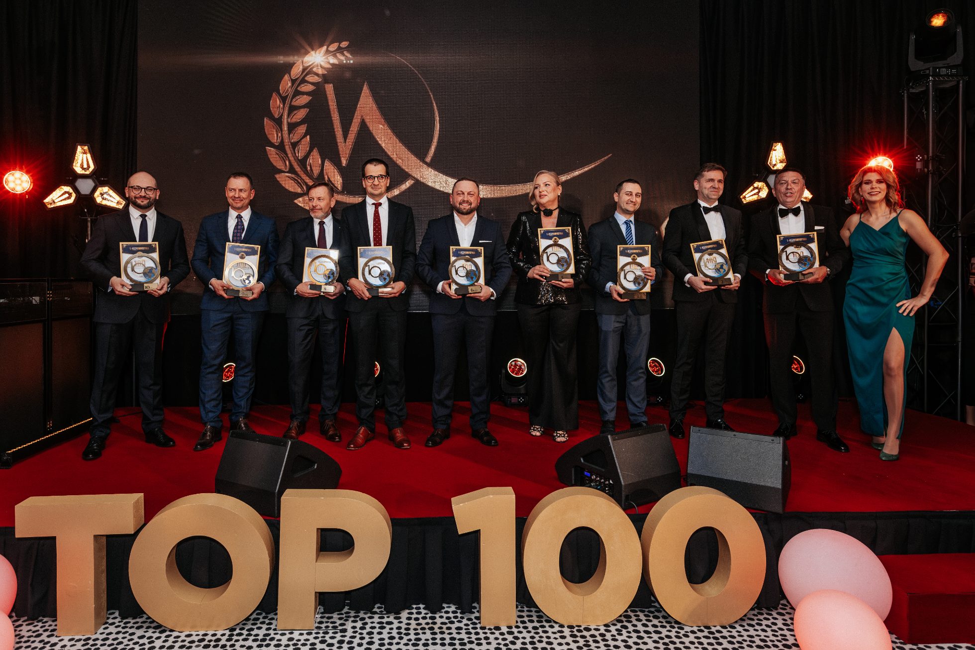 Laureaci Nagród pozują do zdjęcia