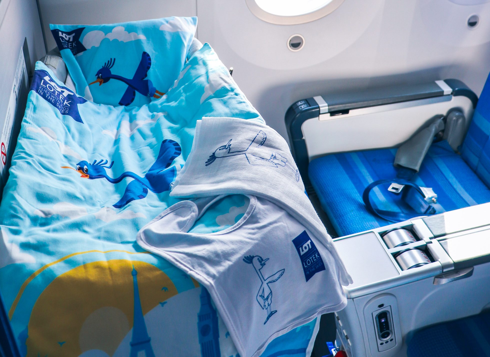 Kołyska i pościel dla niemowląt na pokładzie Boeinga 787 Dreamliner