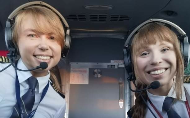 Magdalena Majcher (po prawej) z koleżanką Martą. Zdjęcie zrobione w styczniu 2021 roku podczas pierwszego, wspólnego lotu w kokpicie.