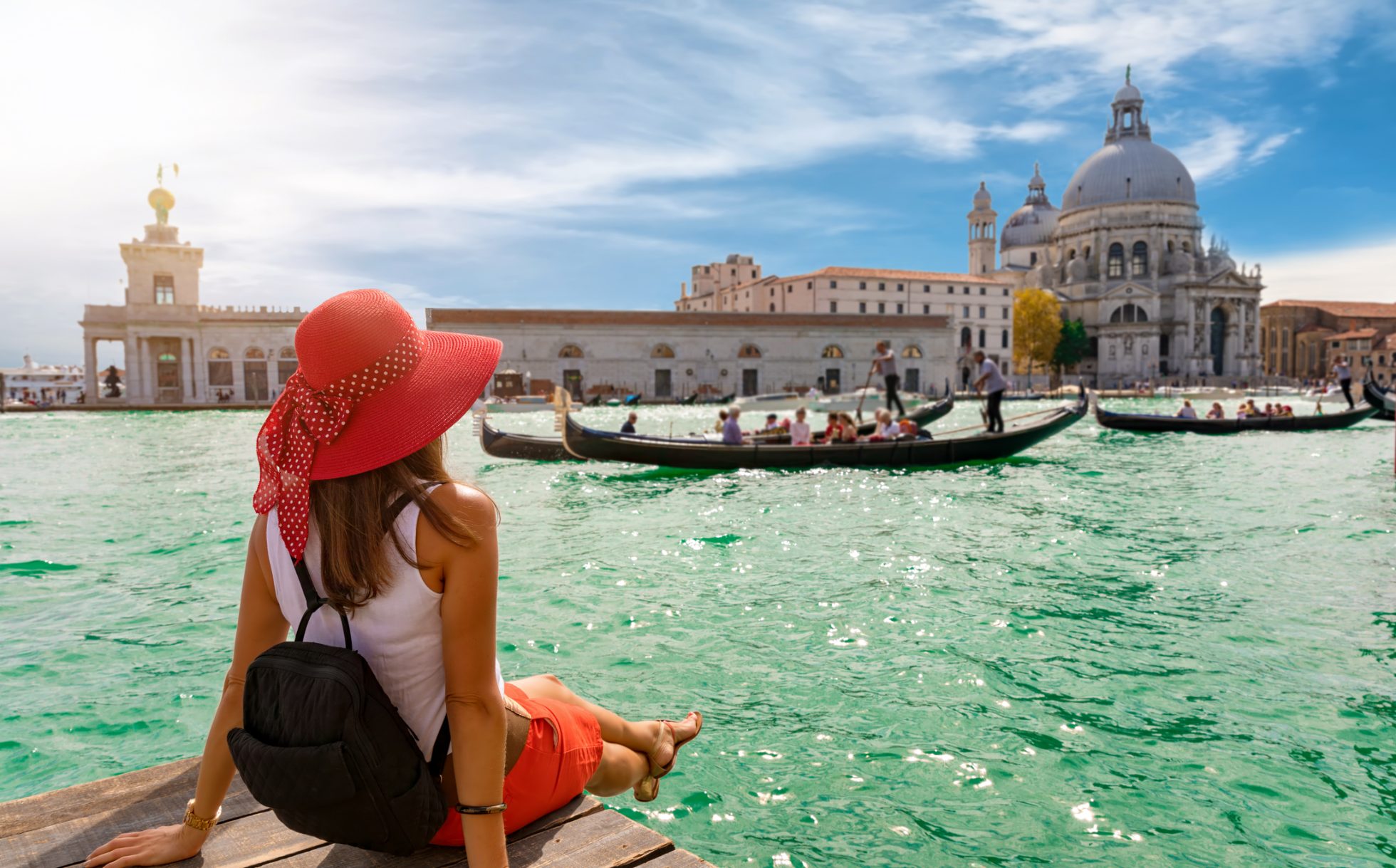 Atrakcyjna turystka podziwia widok na Bazylikę Santa Maria della Salute i Canale Grande w Wenecji, Włochy, citybreak Wenecja