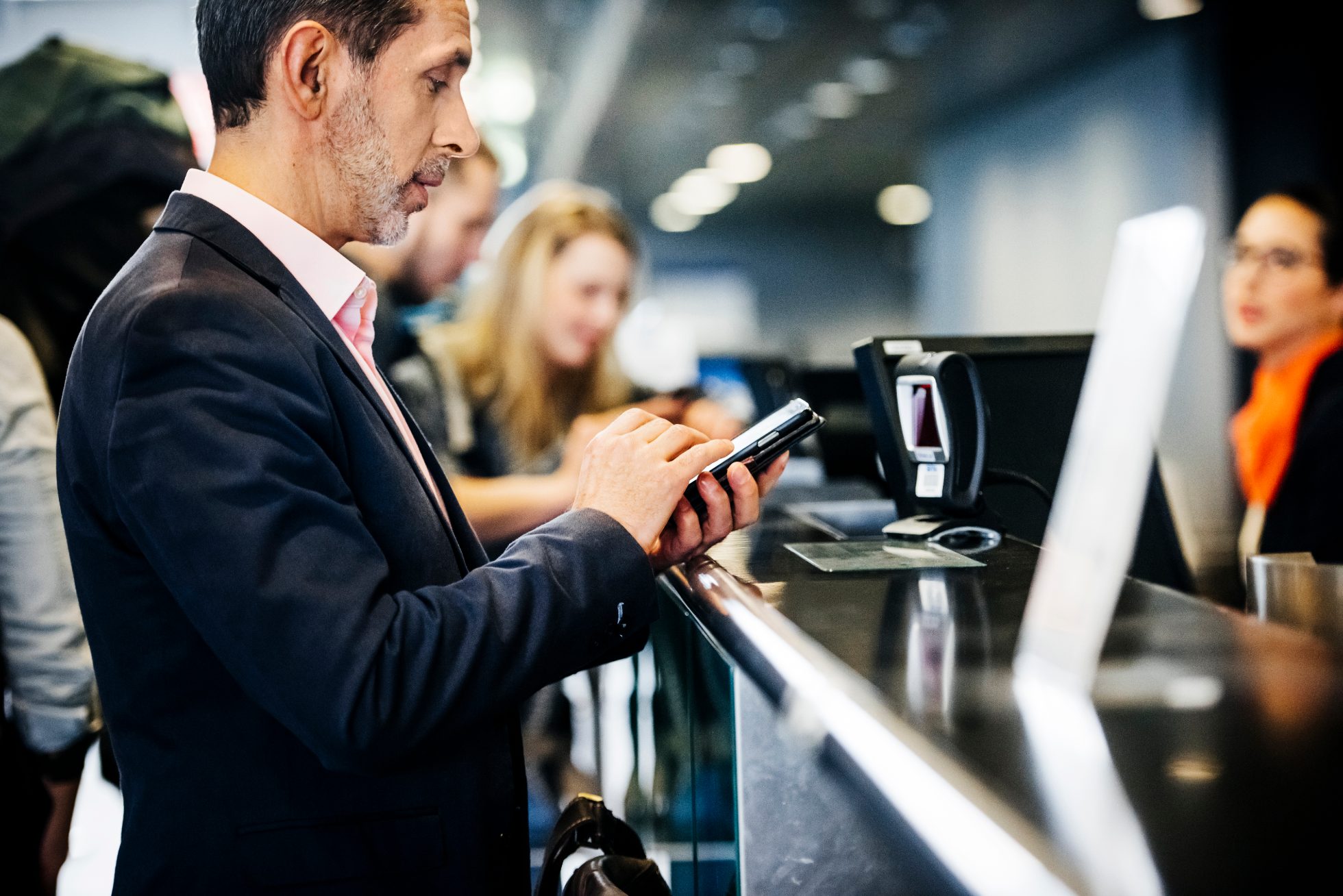 Biznesmen odprawiający się przy użyciu mobilnej aplikacji