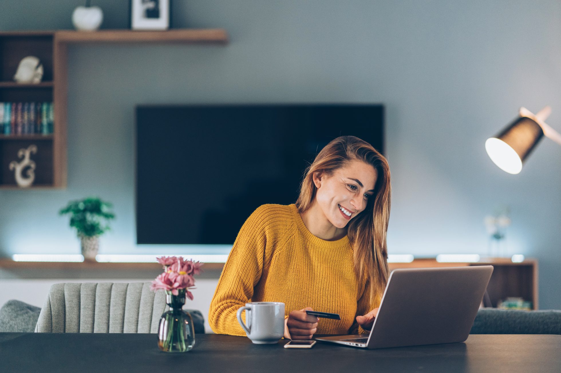 Piękna kobieta robi zakupy online w domu