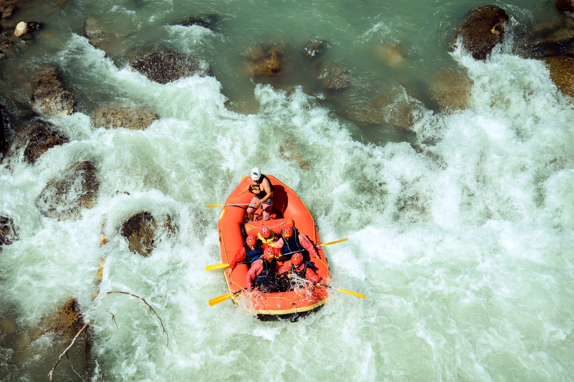 Gumowy ponton z turystami uprawiającymi rafting na rzece, wyjazd kawalerski